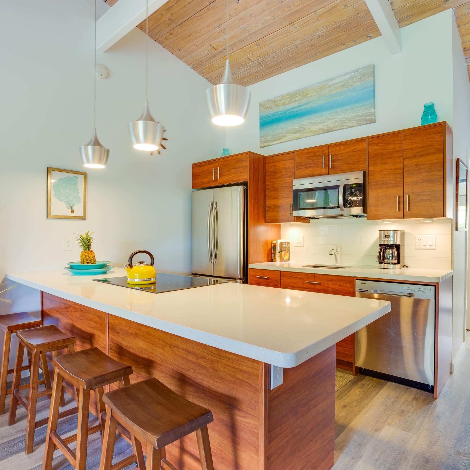 Stylish and affordable apartment with beach décor and wood kitchen in Maui