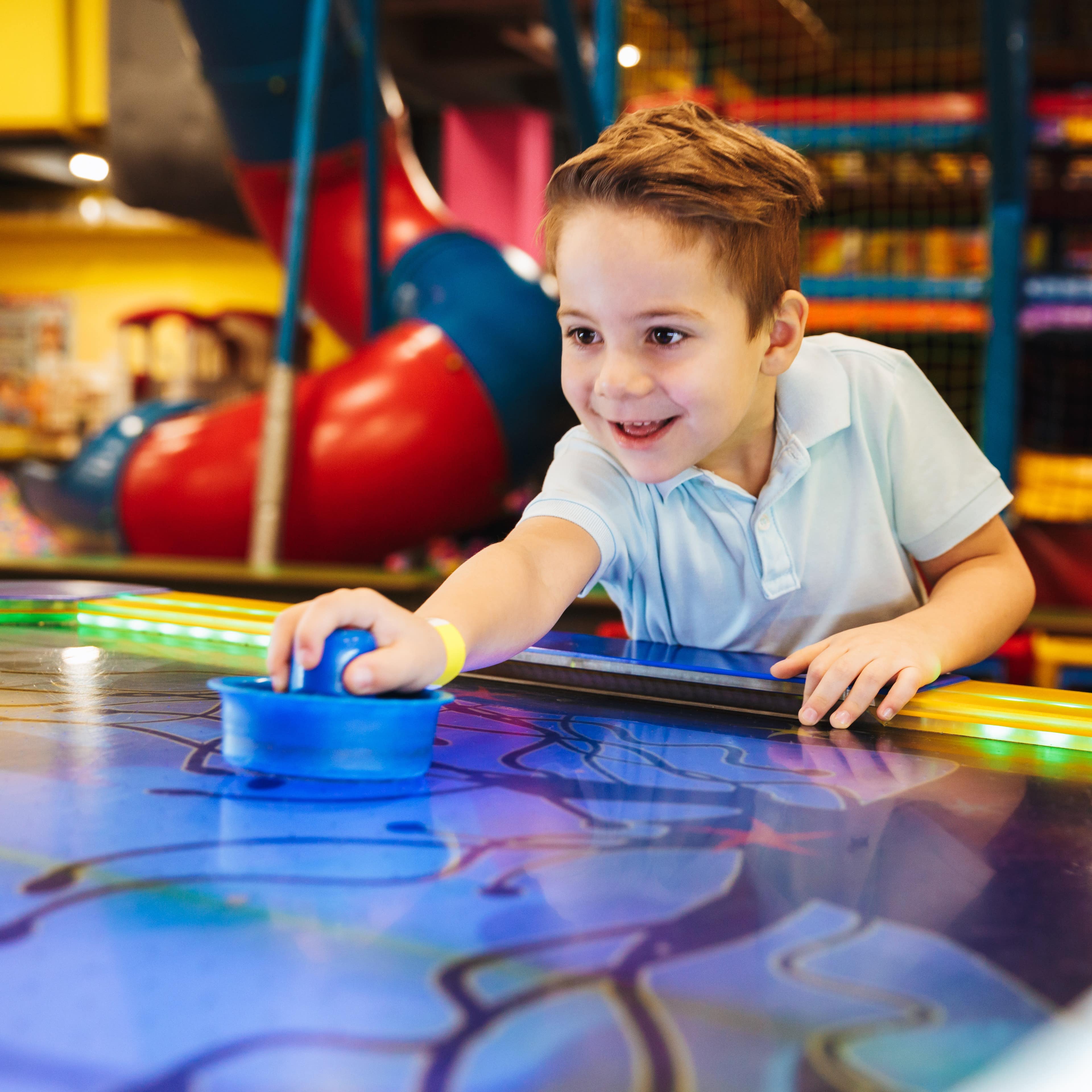 Lille dreng spiller airhockey