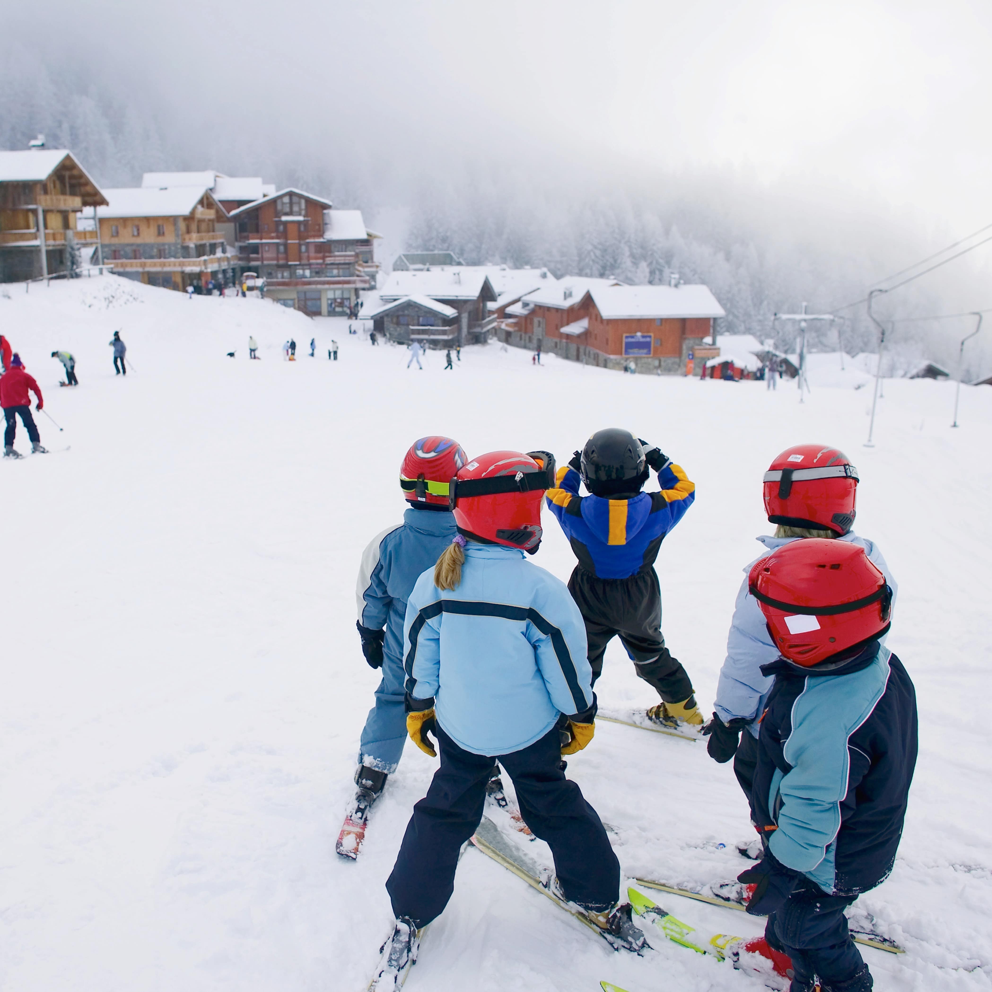 Børn i skiskole på vej ned ad bakken