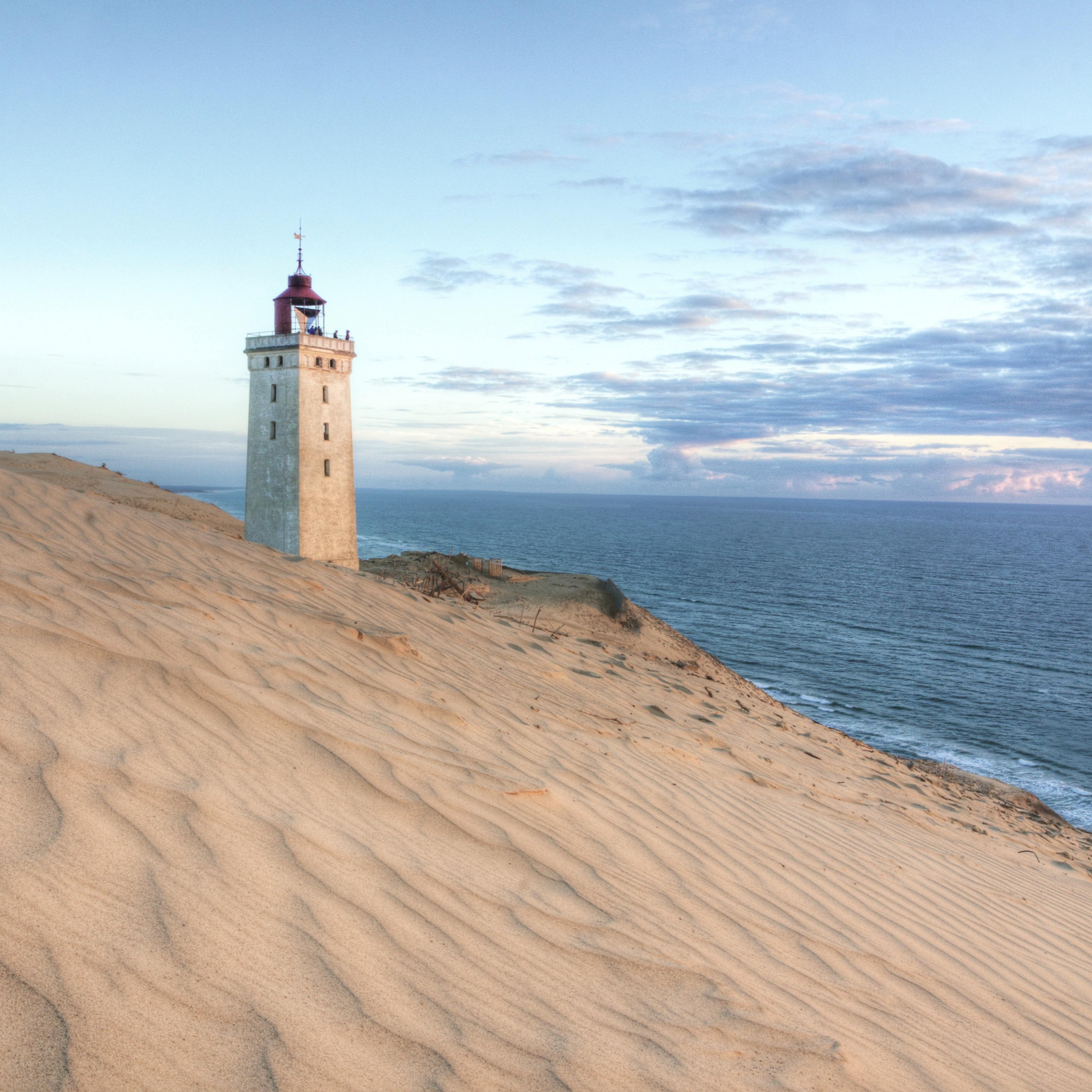 Rubjerg Knude fyr der står midt på den skønneste strand nær Løkken