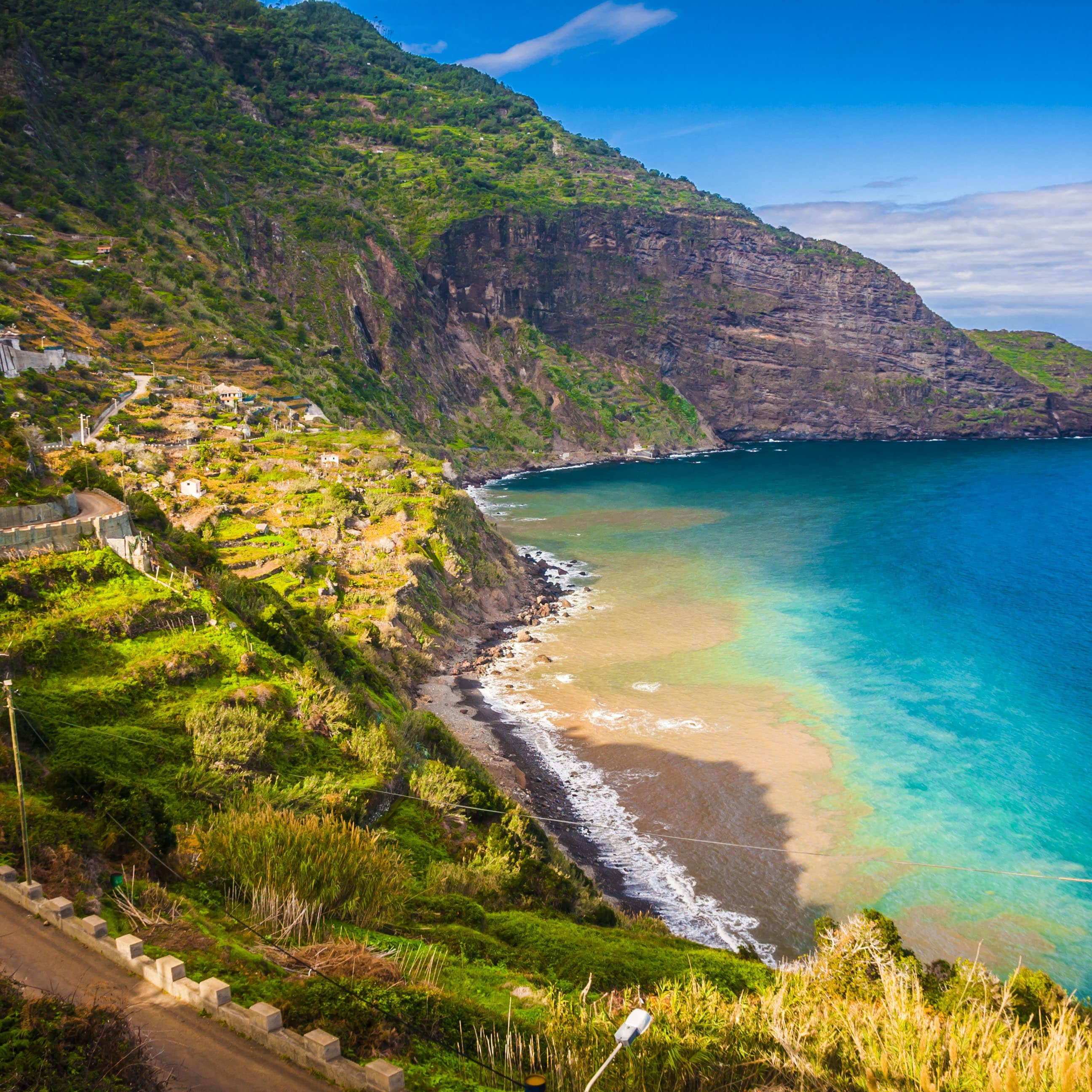 Bjergomkranset badestrand på Madeira