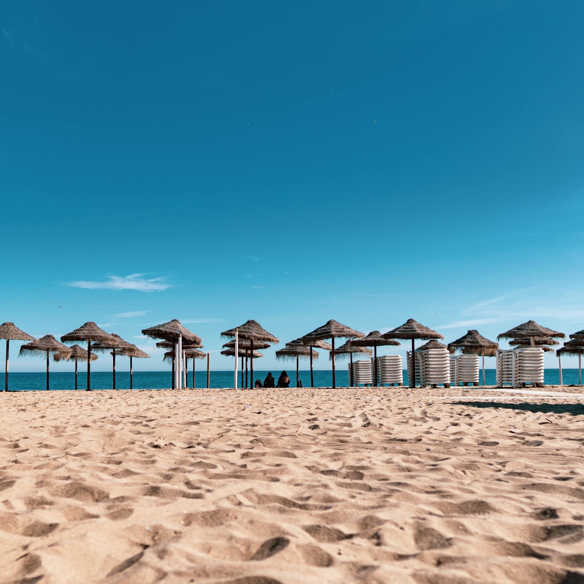 Find en ferielejlighed på Costa del Sol med en beliggenhed lige ved stranden, så børnene hurtigt kan komme ud og plaske og lege ved de lavvandede strande.