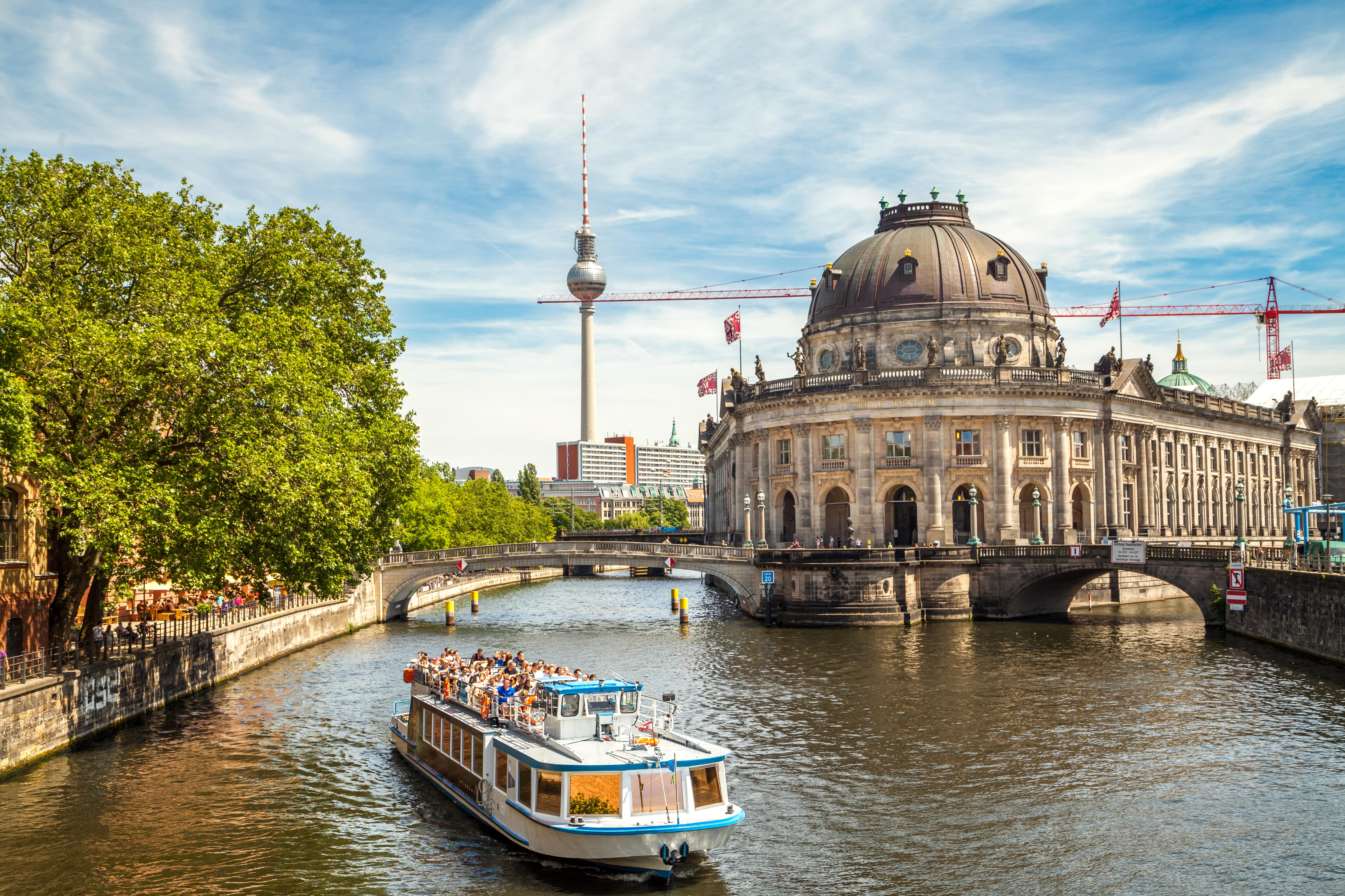 Kanalrundfart foran Museumsinsel i Berlin