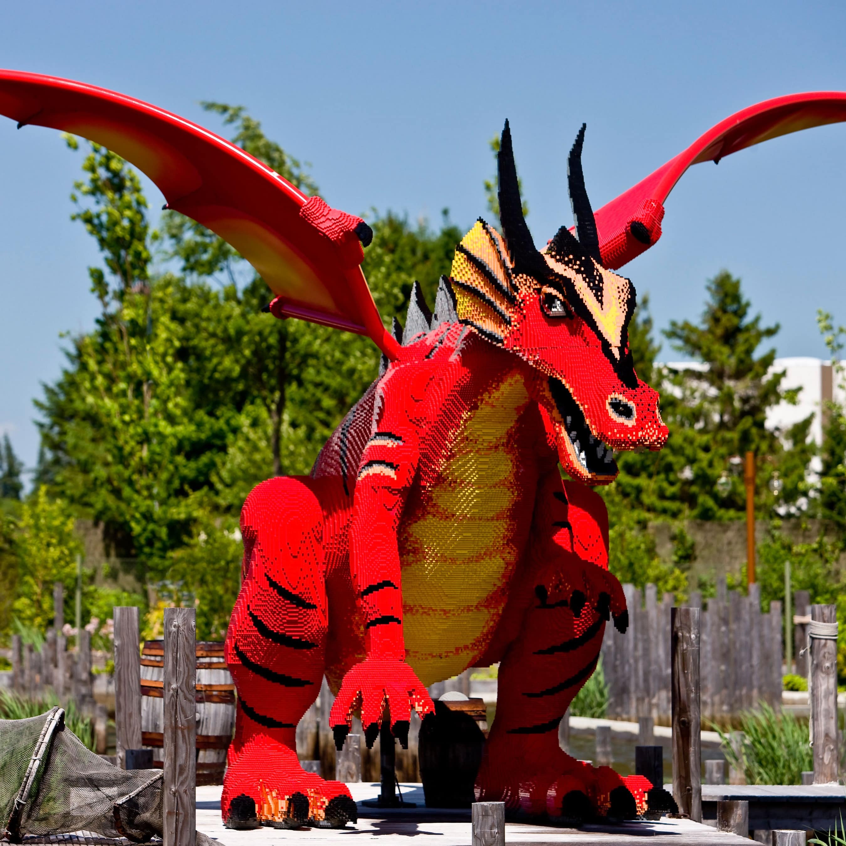 En drage lavet af legoklodser i Legoland
