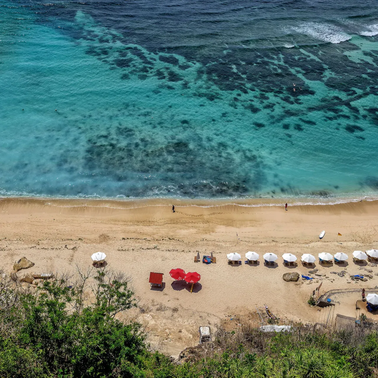 Bird’s-eye view of the beach and turquoise blue waters in Bali