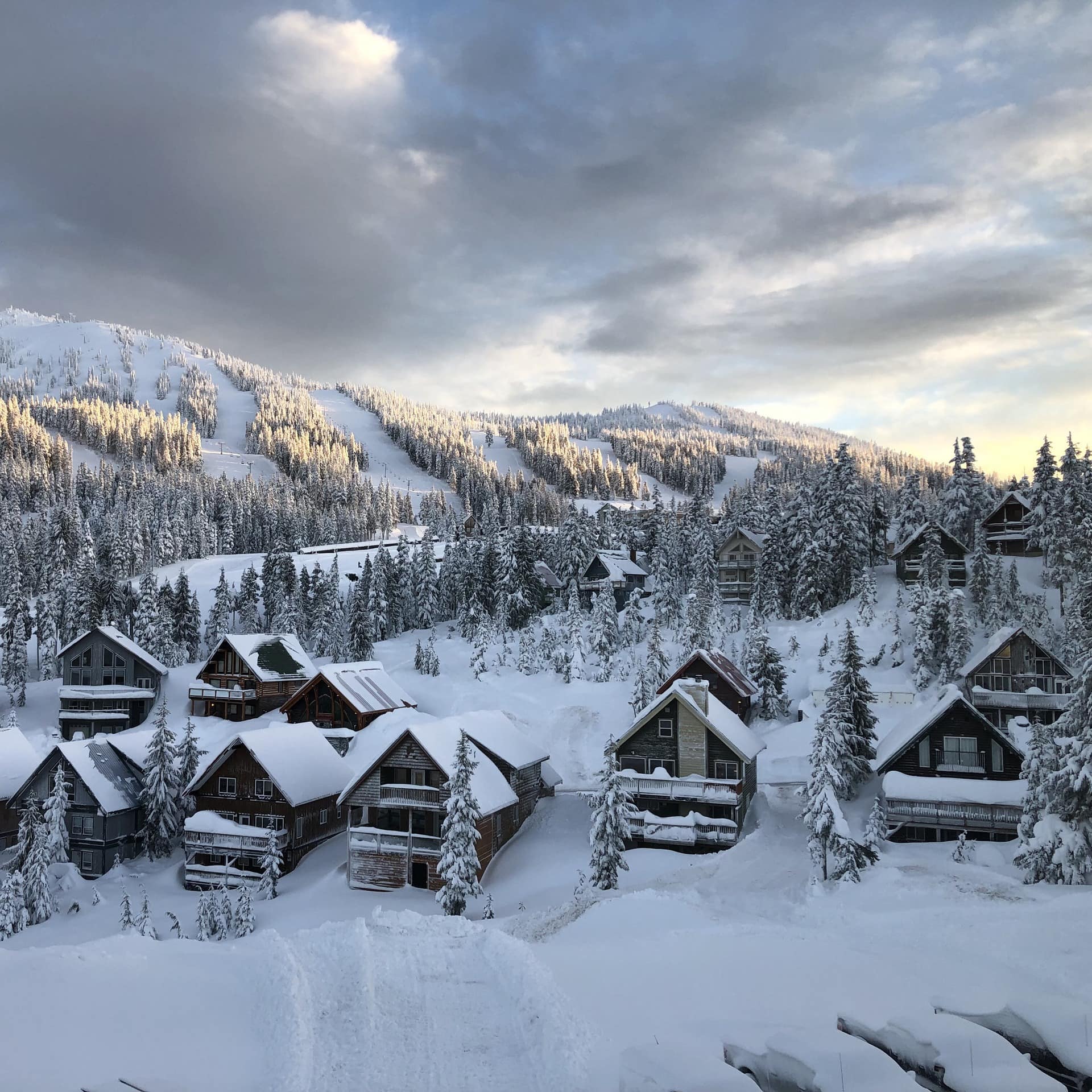 Snow-covered cabins with a view of the mountains