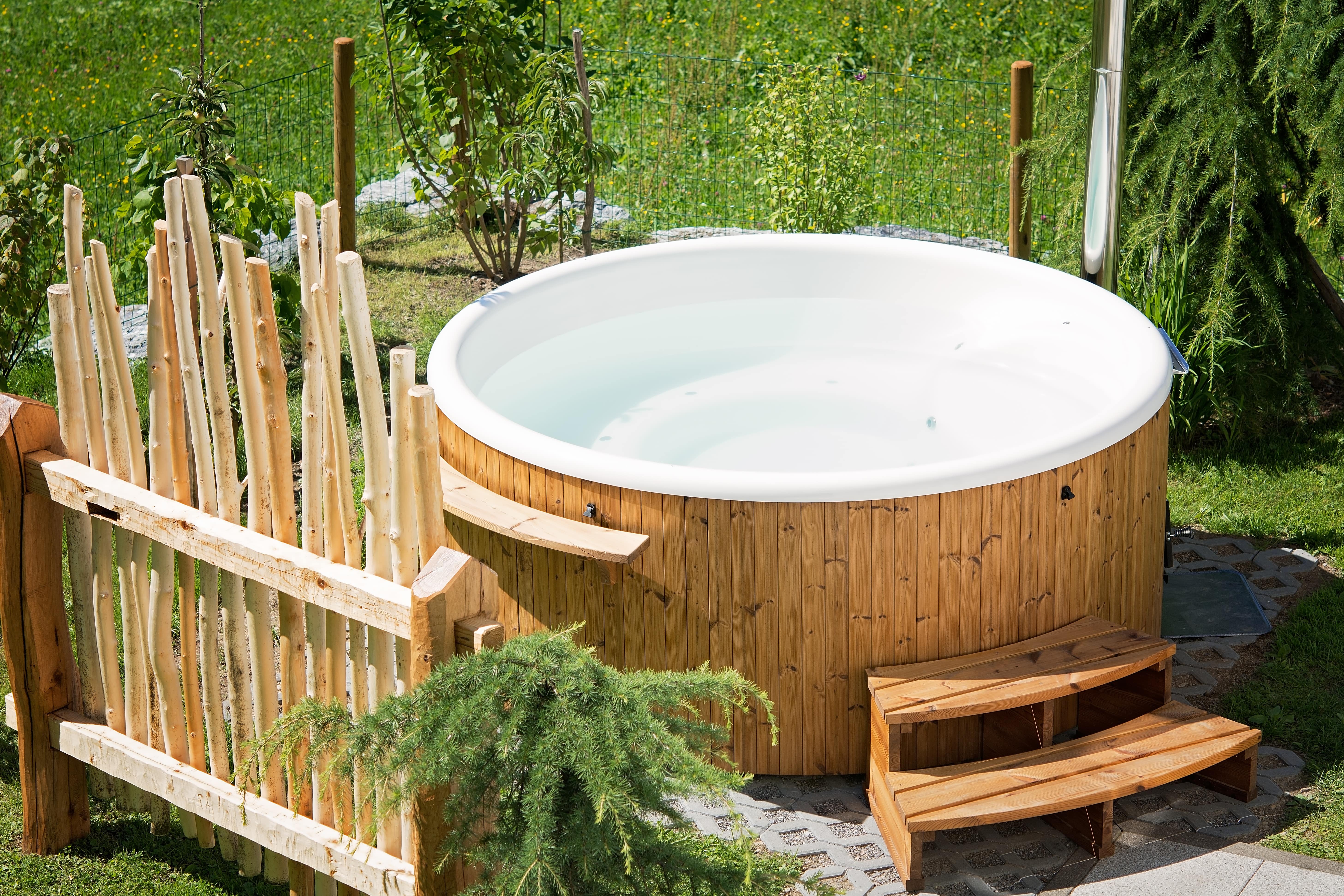 You can find places to stay with hot tubs near Paris, such as this one
