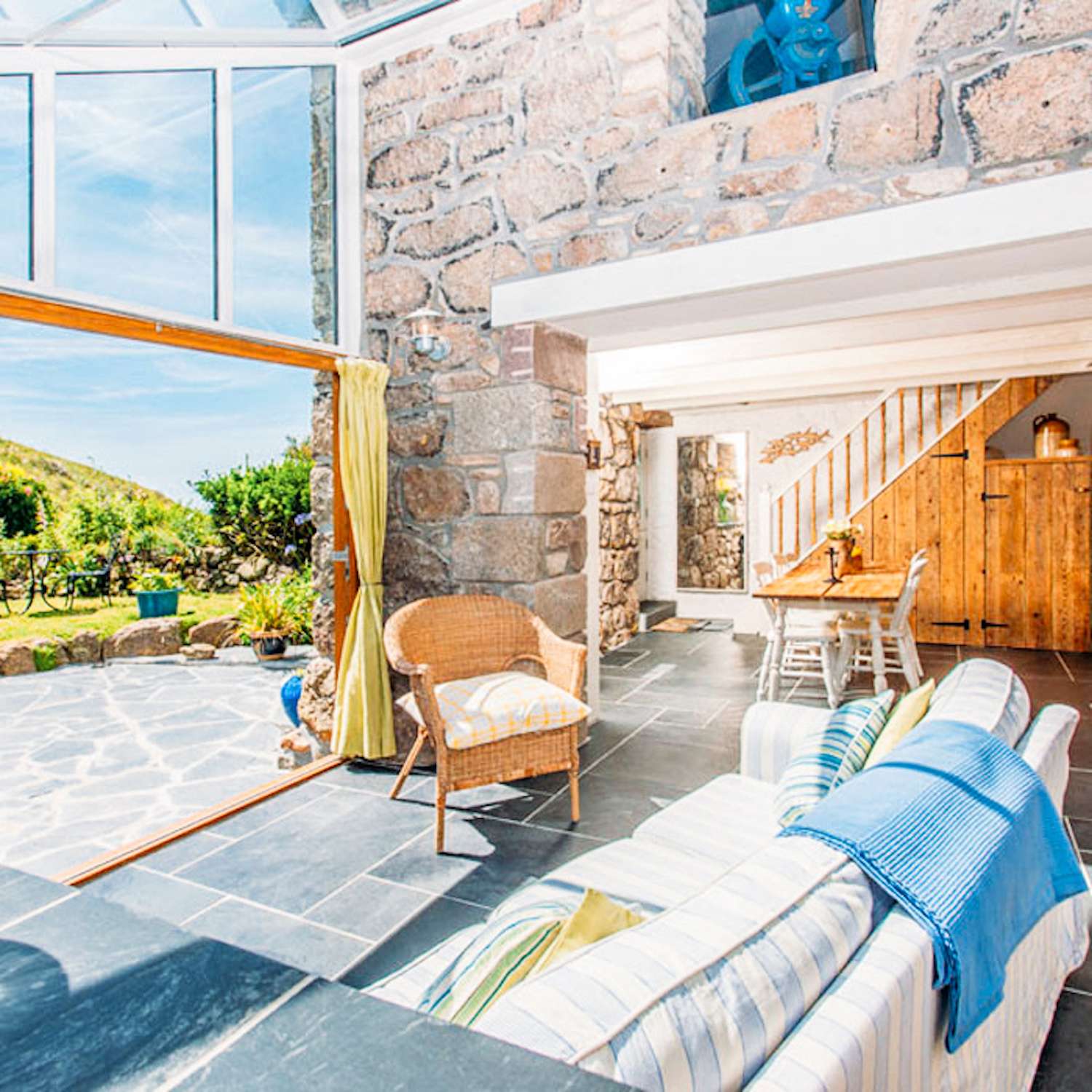 Cottage With Sea Views, Lush Gardens & Patio By the Beach
