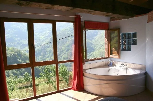 Jacuzzi en una finca rústica con vistas a las montañas