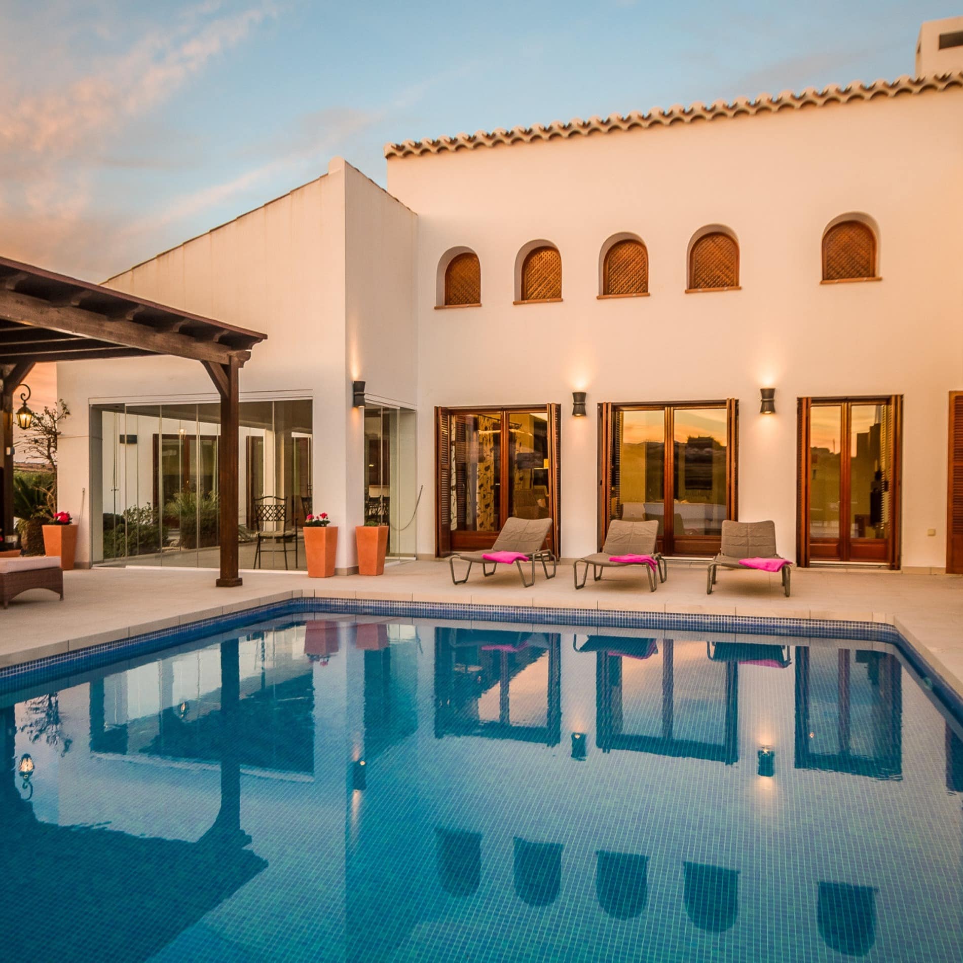 Un alojamiento de ensueño con piscina y zonas de descanso para unas vacaciones inolvidables