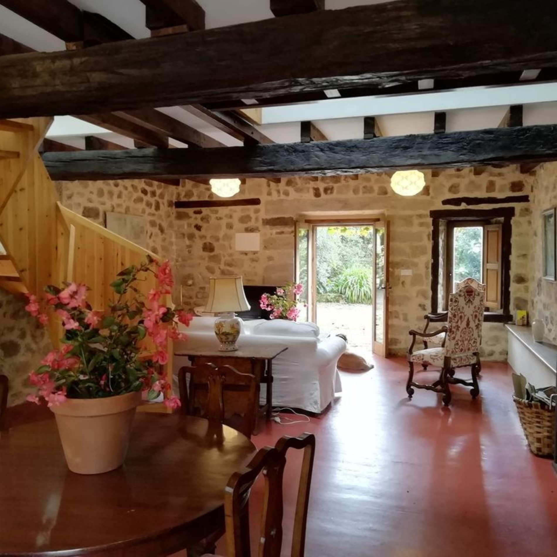 Agradable sala de estar de una casa rural en Cantabria