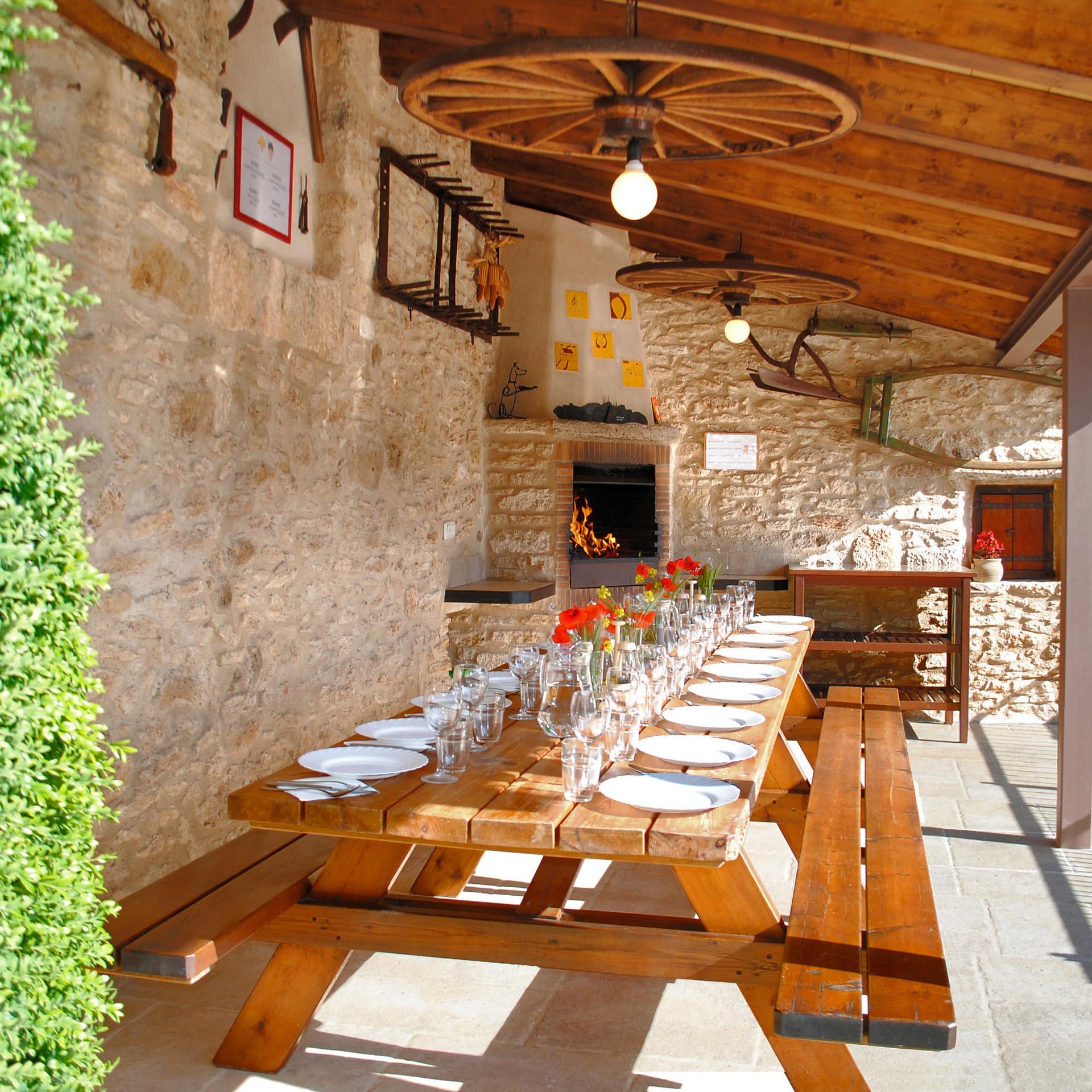 Espléndido comedor al aire libre para disfrutar del buen tiempo de la zona