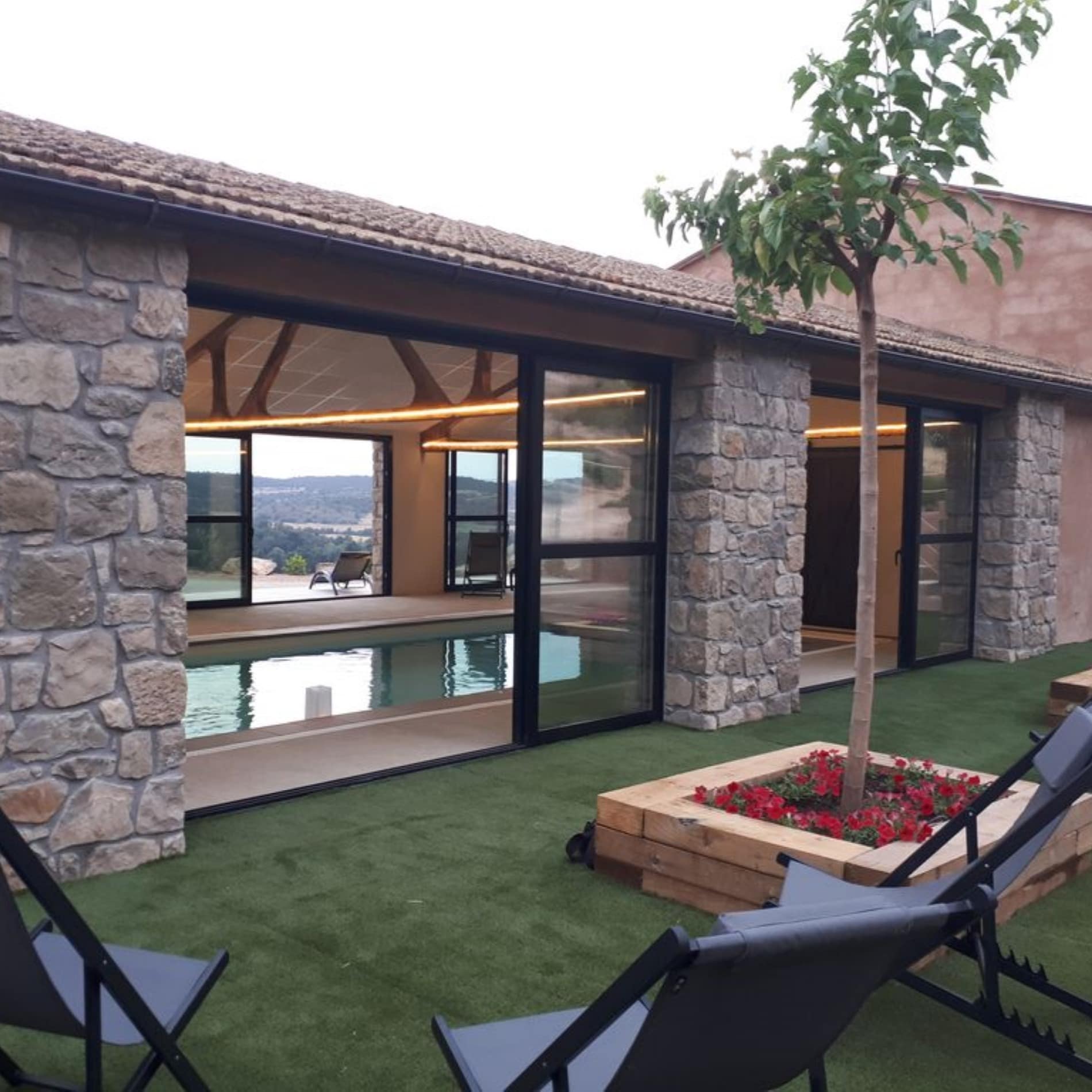 Espectacular piscina cubierta en una de nuestras casas rurales en alquiler en Lérida