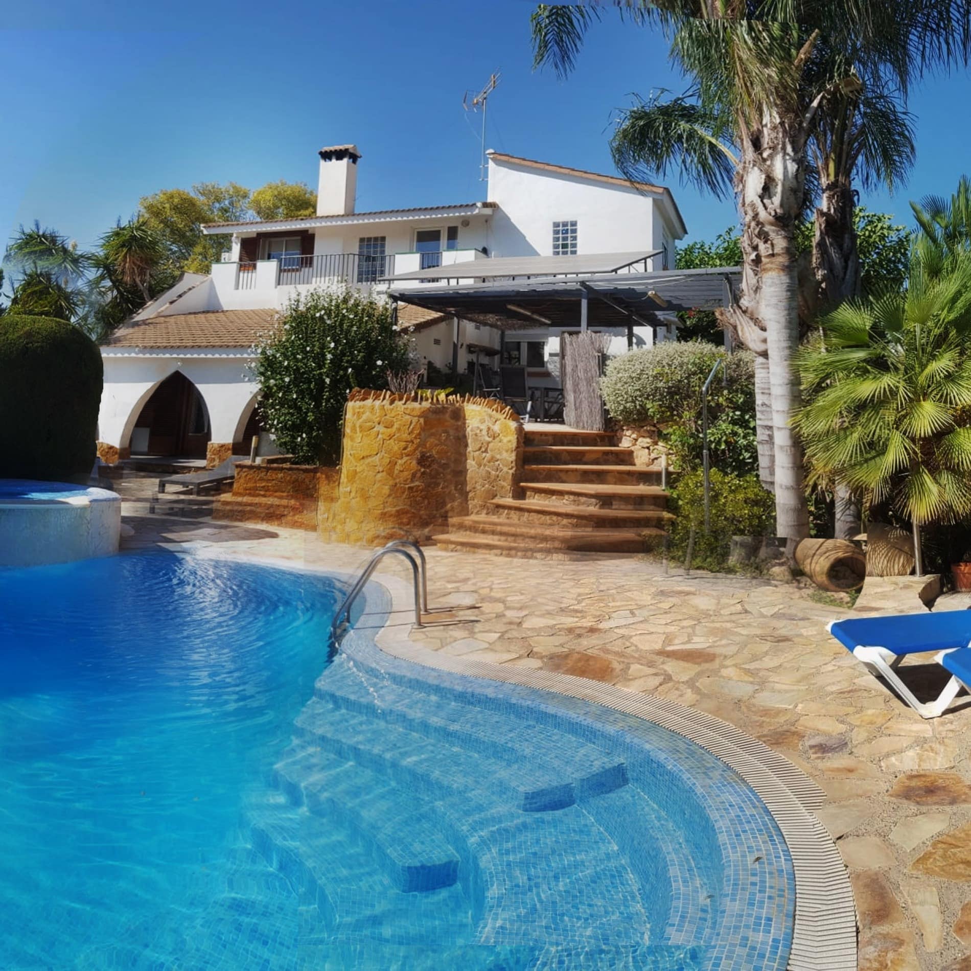 Alojamiento con enorme piscina y tumbonas, perfecto para relajarse