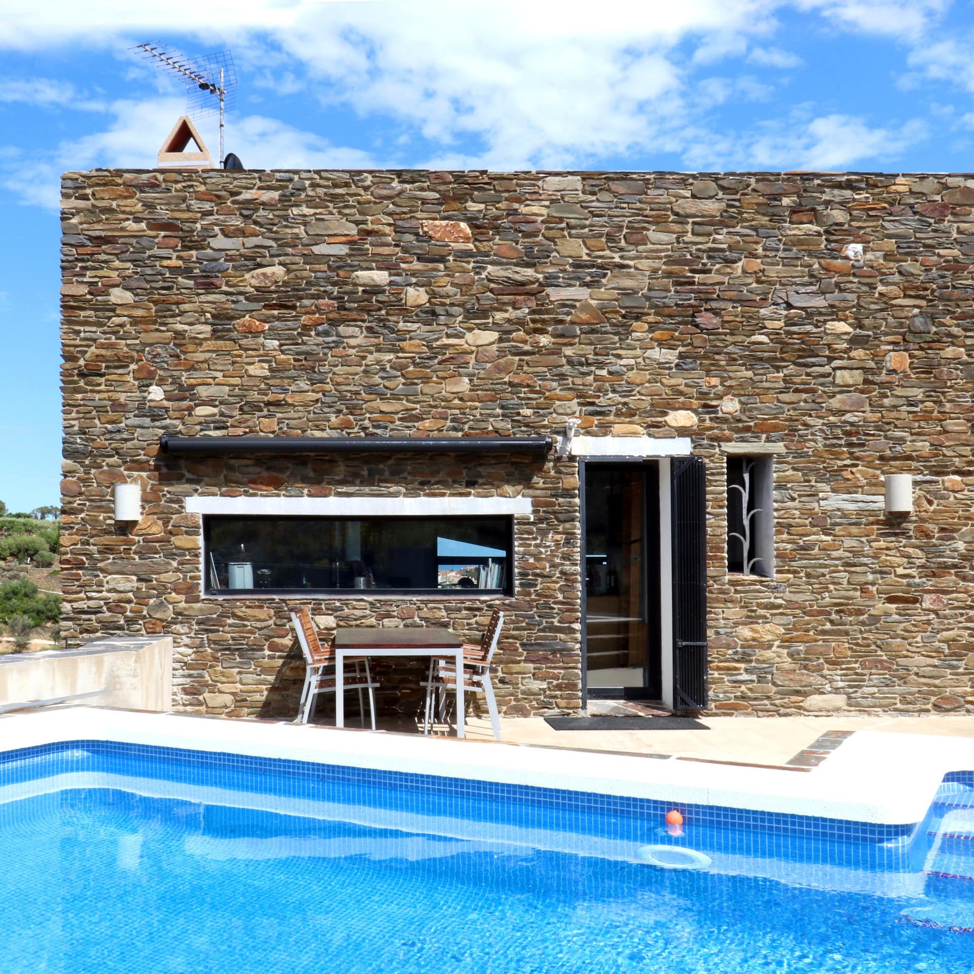 Casa rural con piscina para disfrutar de un buen baño con vistas
