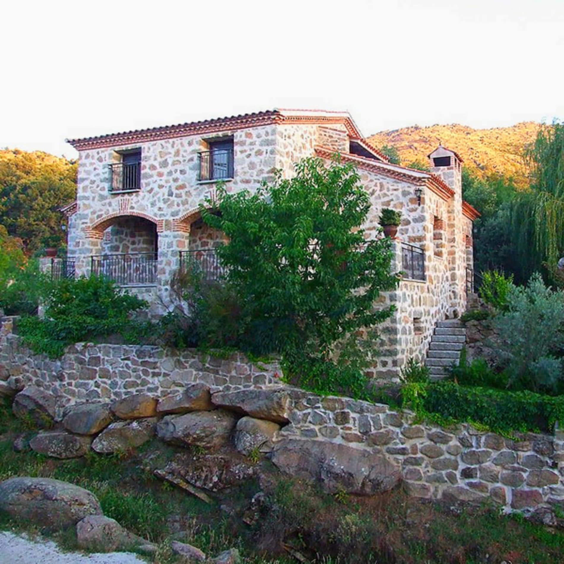 Preciosa casa rural en Navaluenga construida en piedra