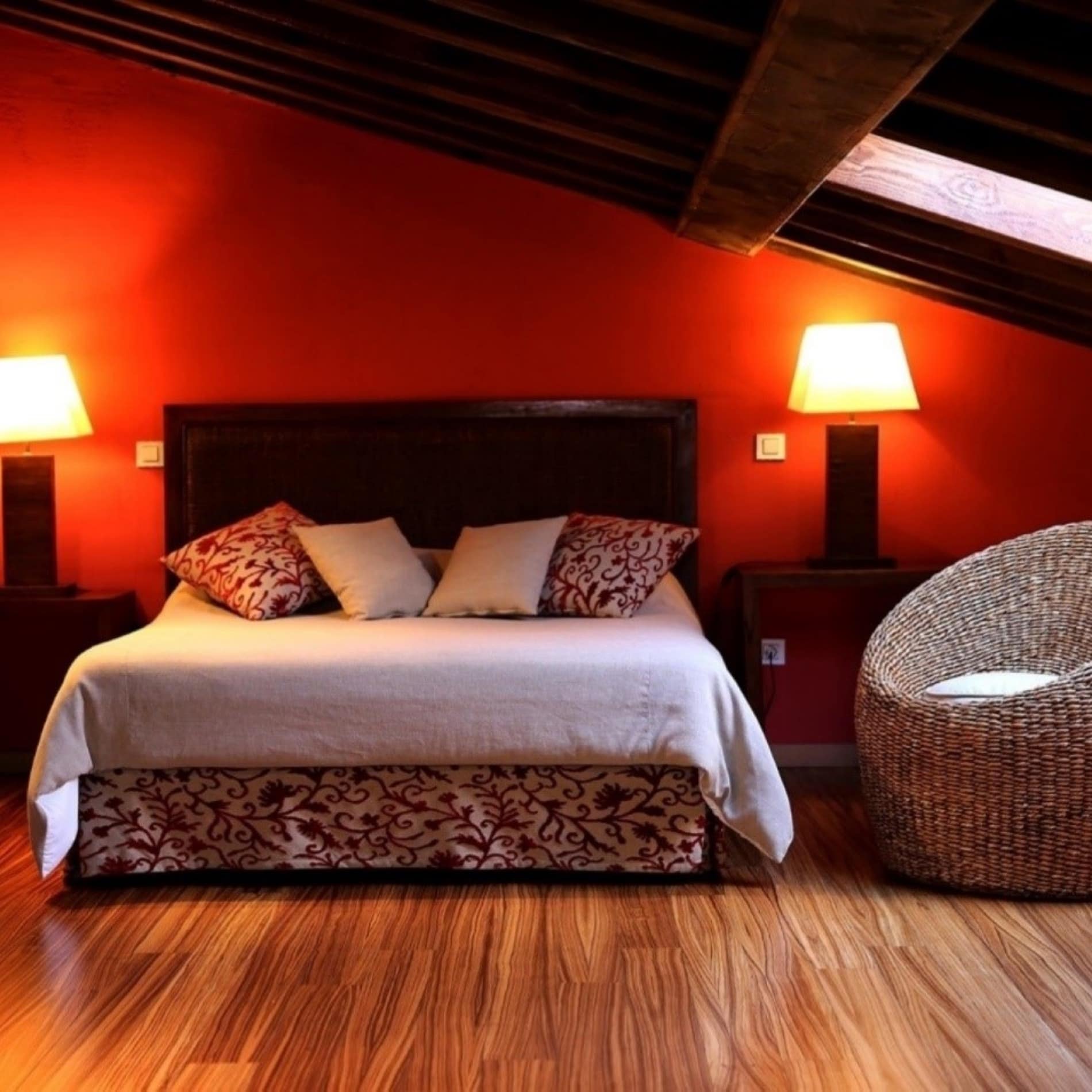 Dormitorio con techo de madera en una casa rural en Madrid