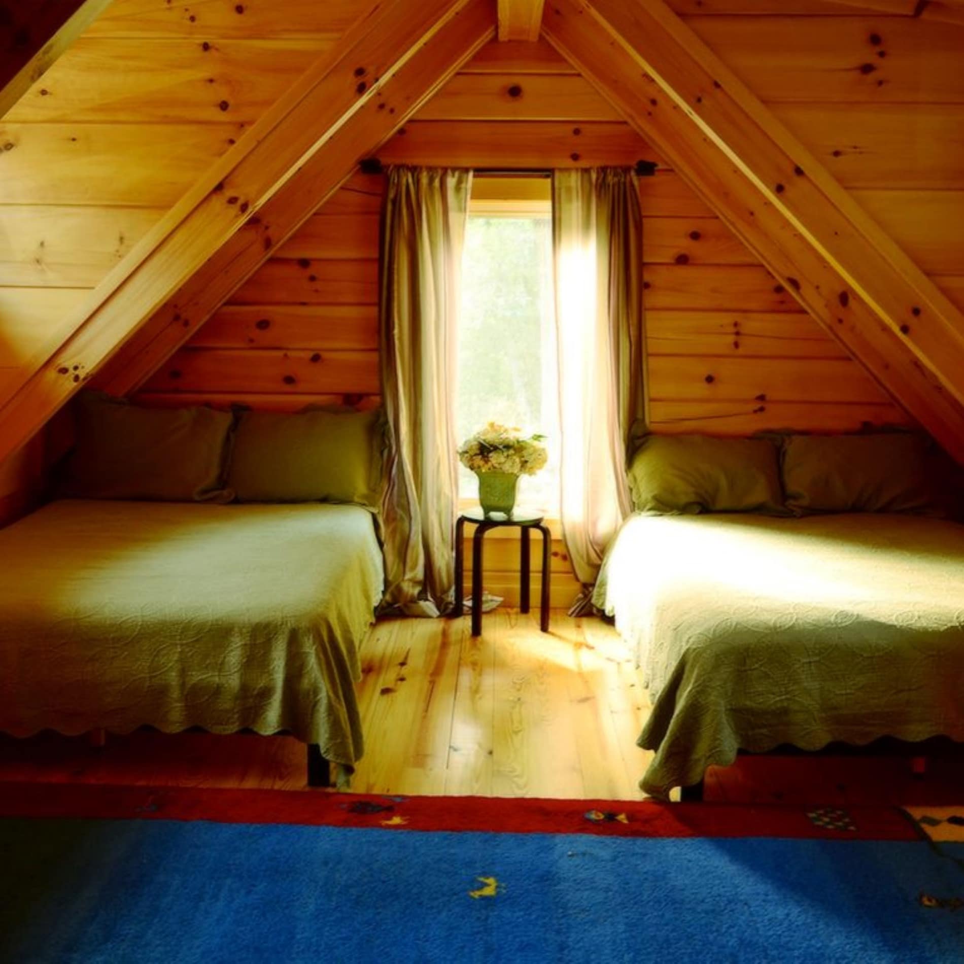 Acogedor interior de una cabaña de madera