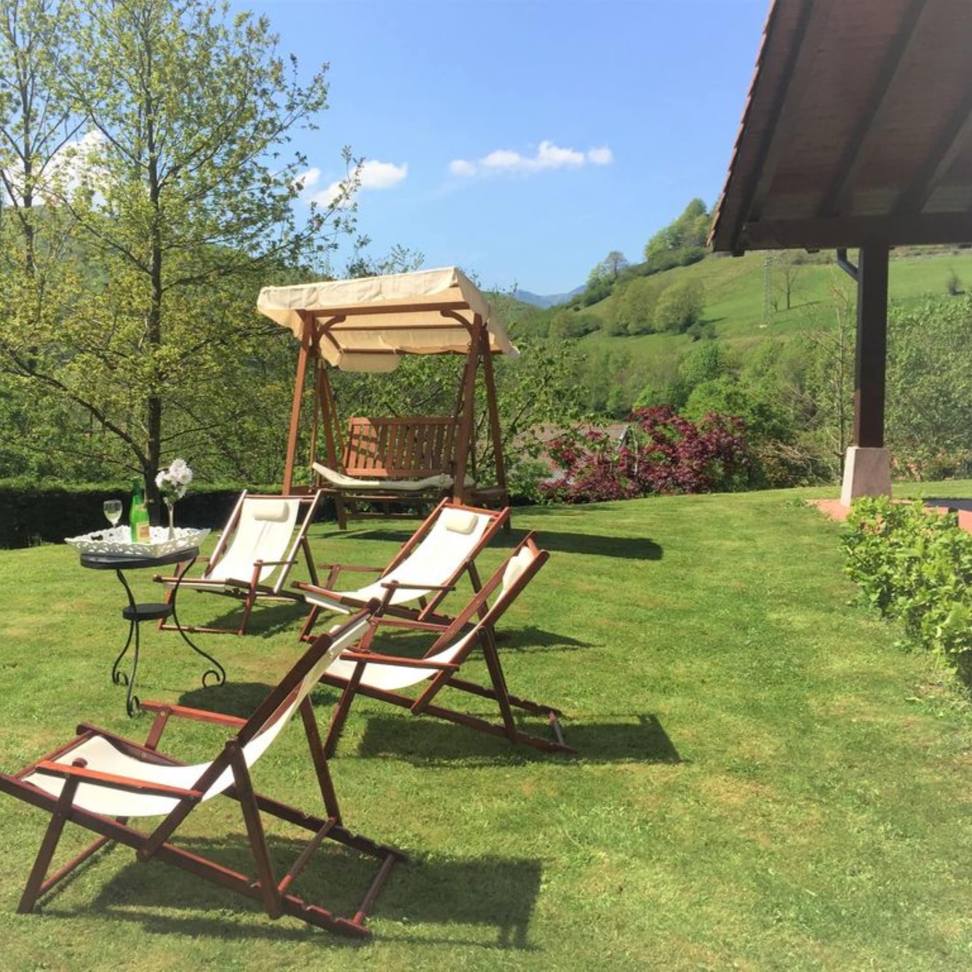 Casa rural con jardín y zona de comedor para disfrutar de las vacaciones en buena compañía