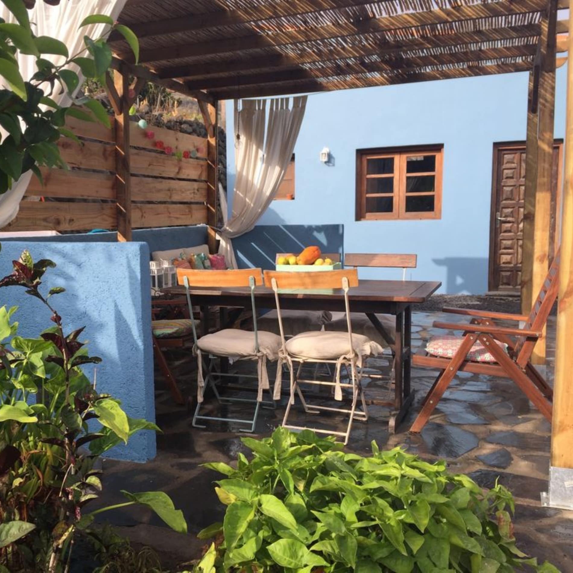 Esta casa rural en La Gomera ofrece vistas al mar y a la montaña desde su acogedor patio
