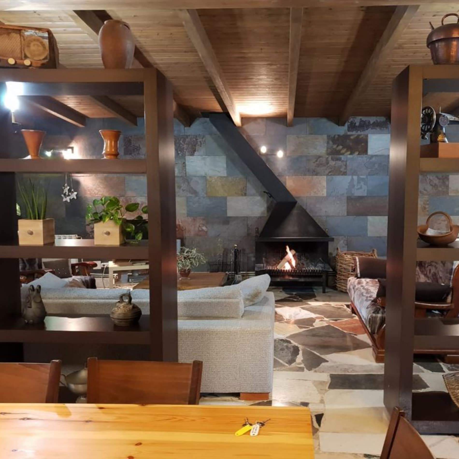 Espectacular salón con chimenea en una casa rural en alquiler en la Cerdanya