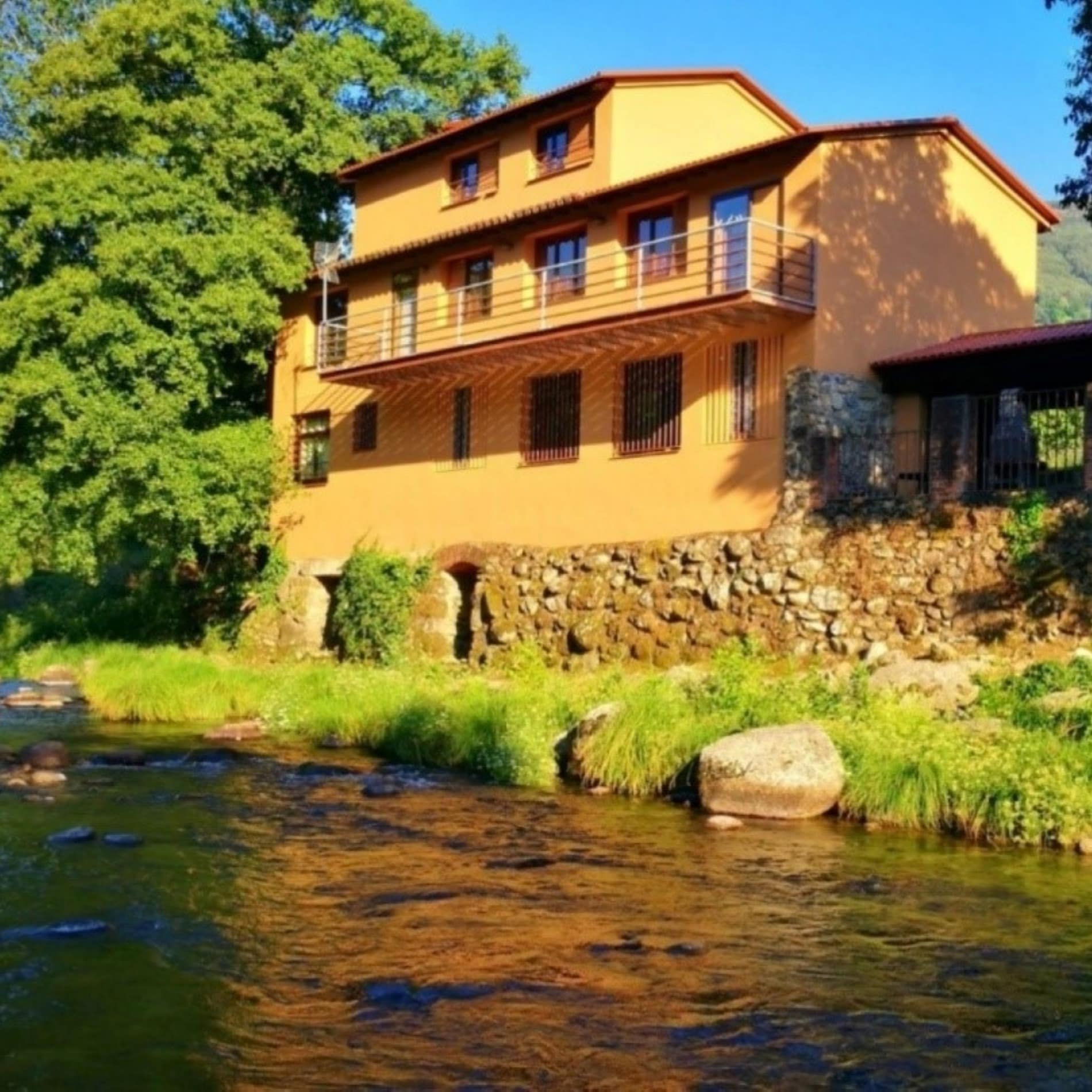 Casa rural en el valle del Jerte, situada a orillas del río