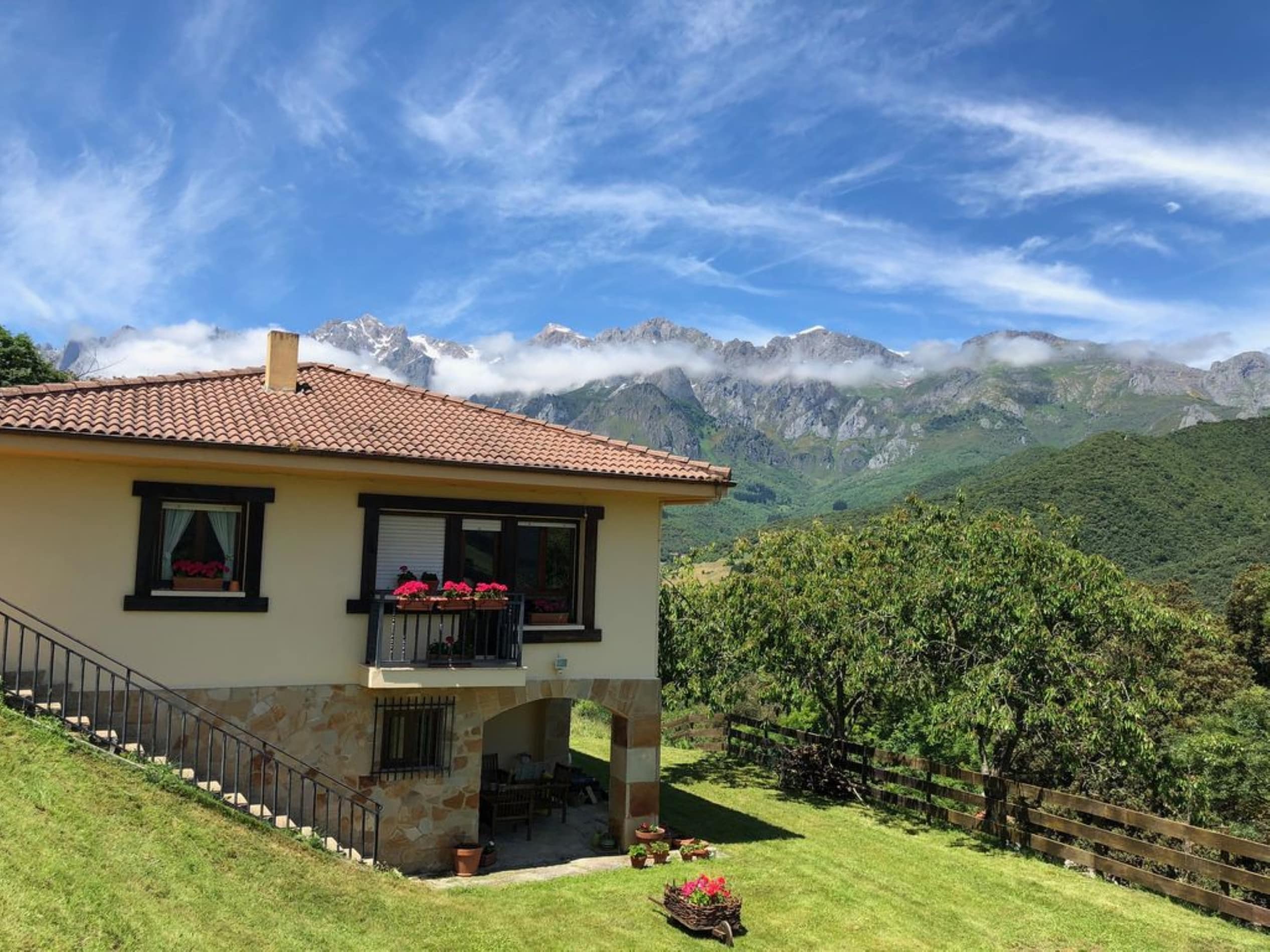 Casa rural con vistas a la cordillera