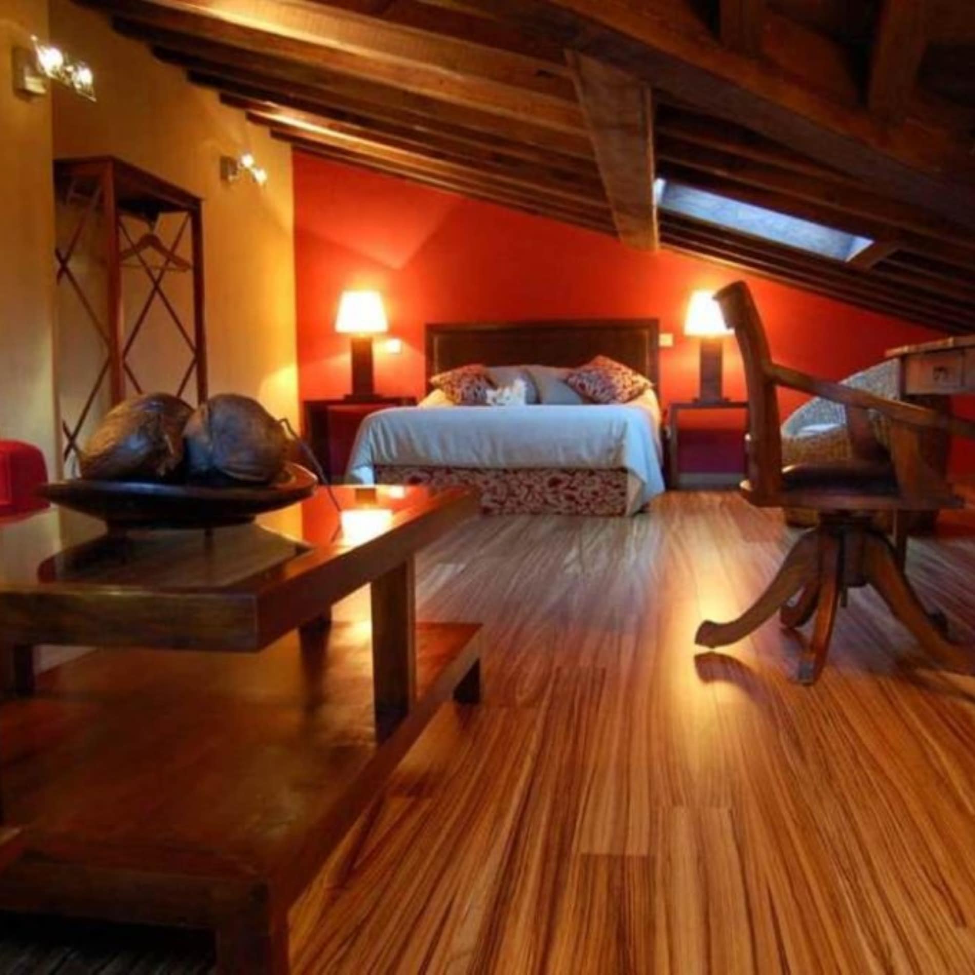 Elegante dormitorio de una casa rural en alquiler cerca de Madrid