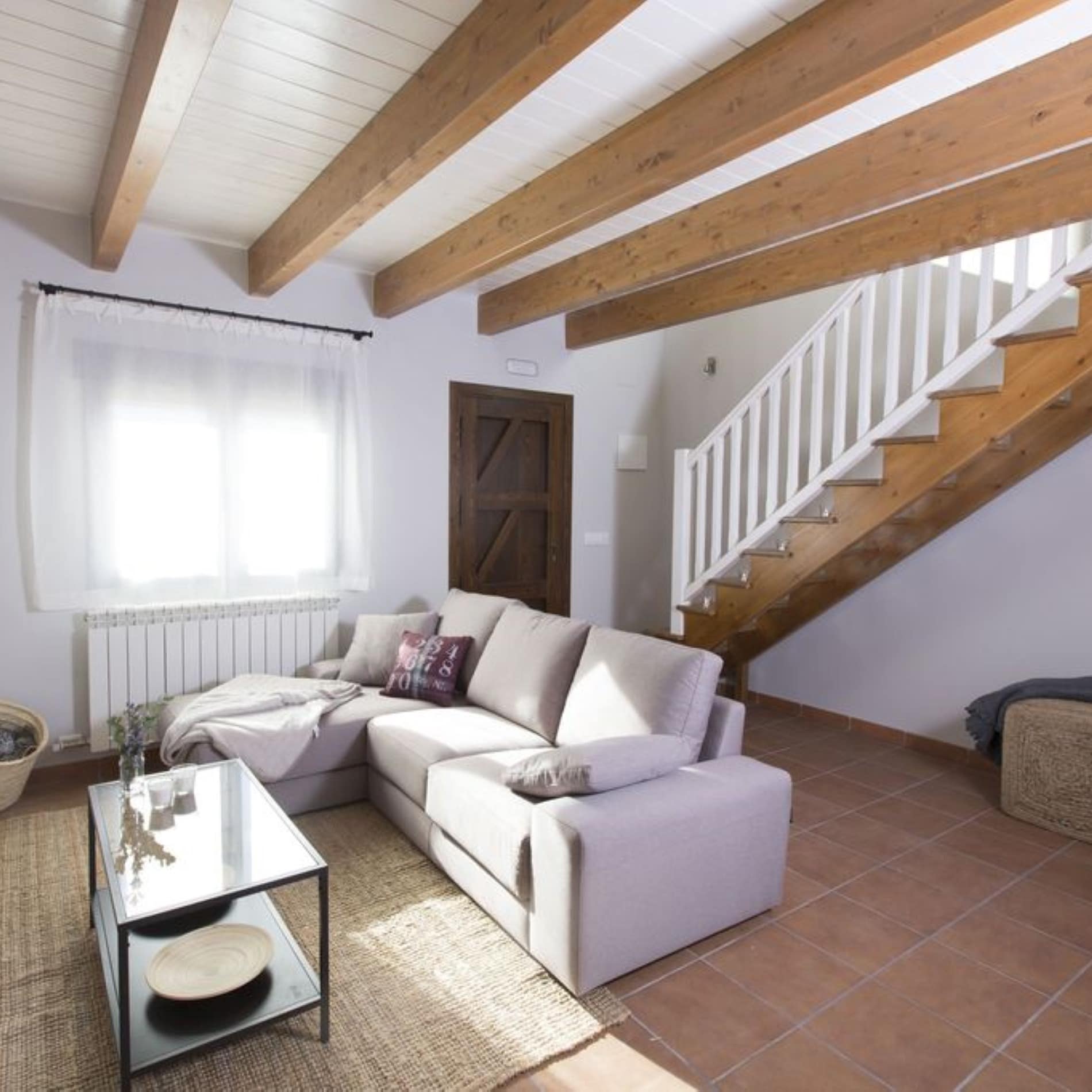 Acogedor rincón de una sala de estar en una casa rural