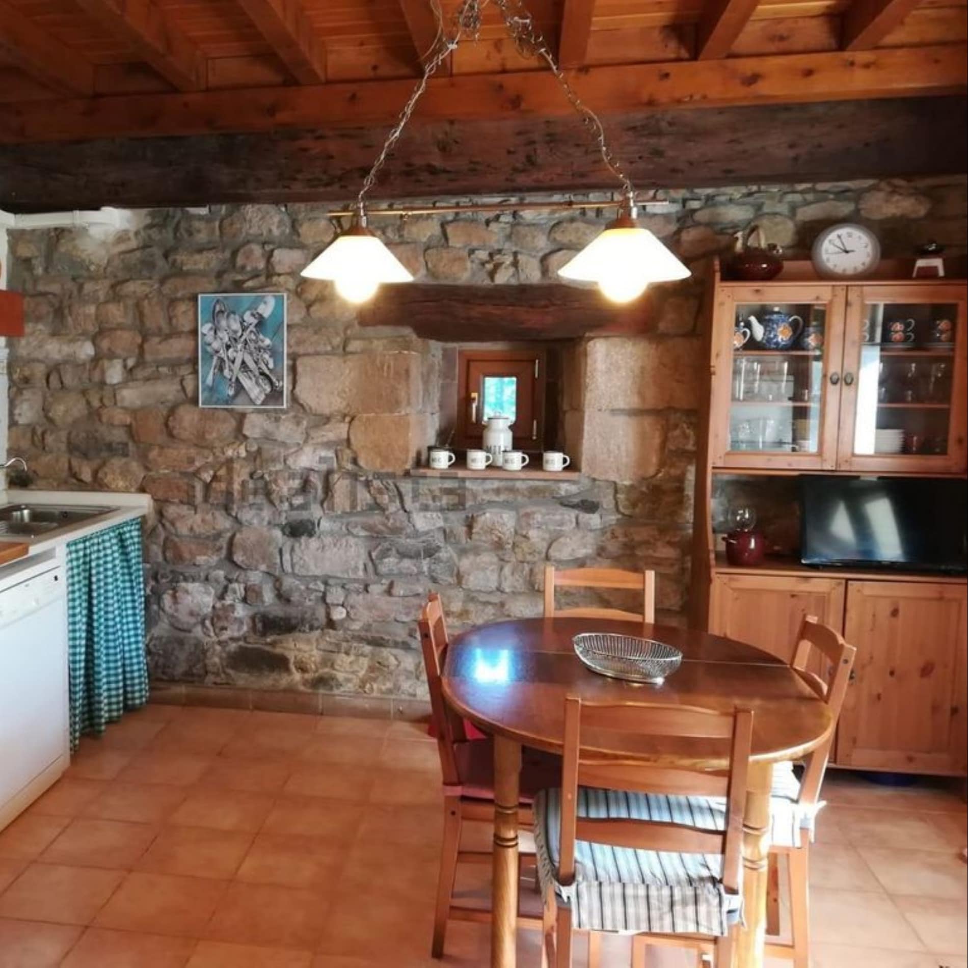 Cocina de estilo rústico en una casa rural en Cantabria