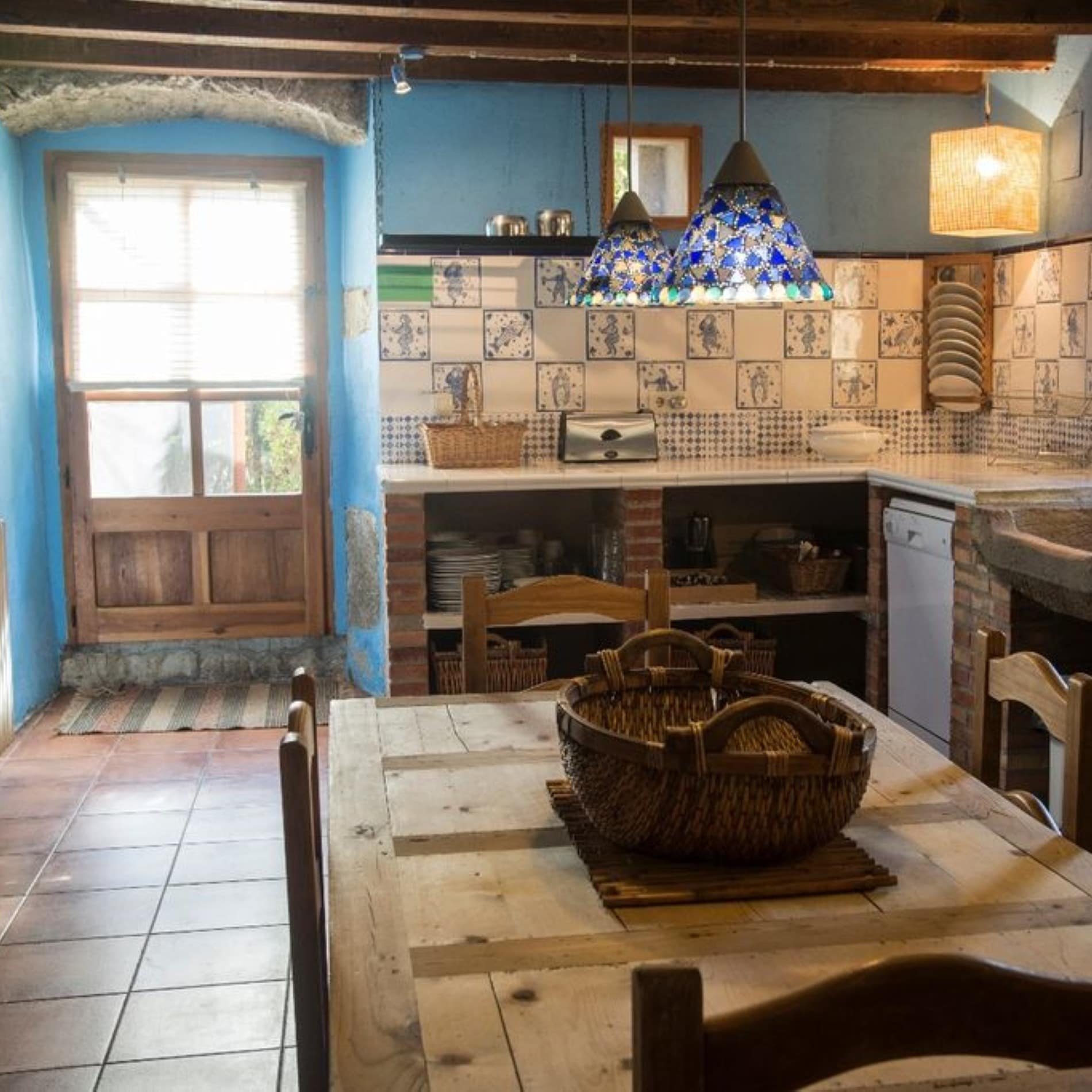 Acogedora cocina de una de nuestras casas rurales con encanto en alquiler en Lérida