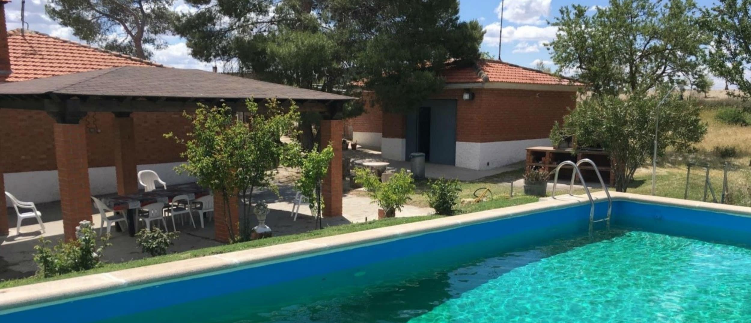 Tu escapada a una casa rural con piscina cerca de Madrid