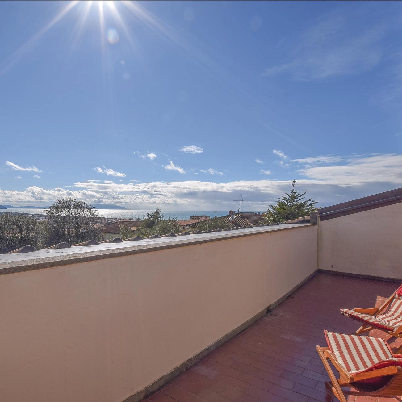 Vista panoramica su San Vincenzo dal terrazzo di una casa vacanza