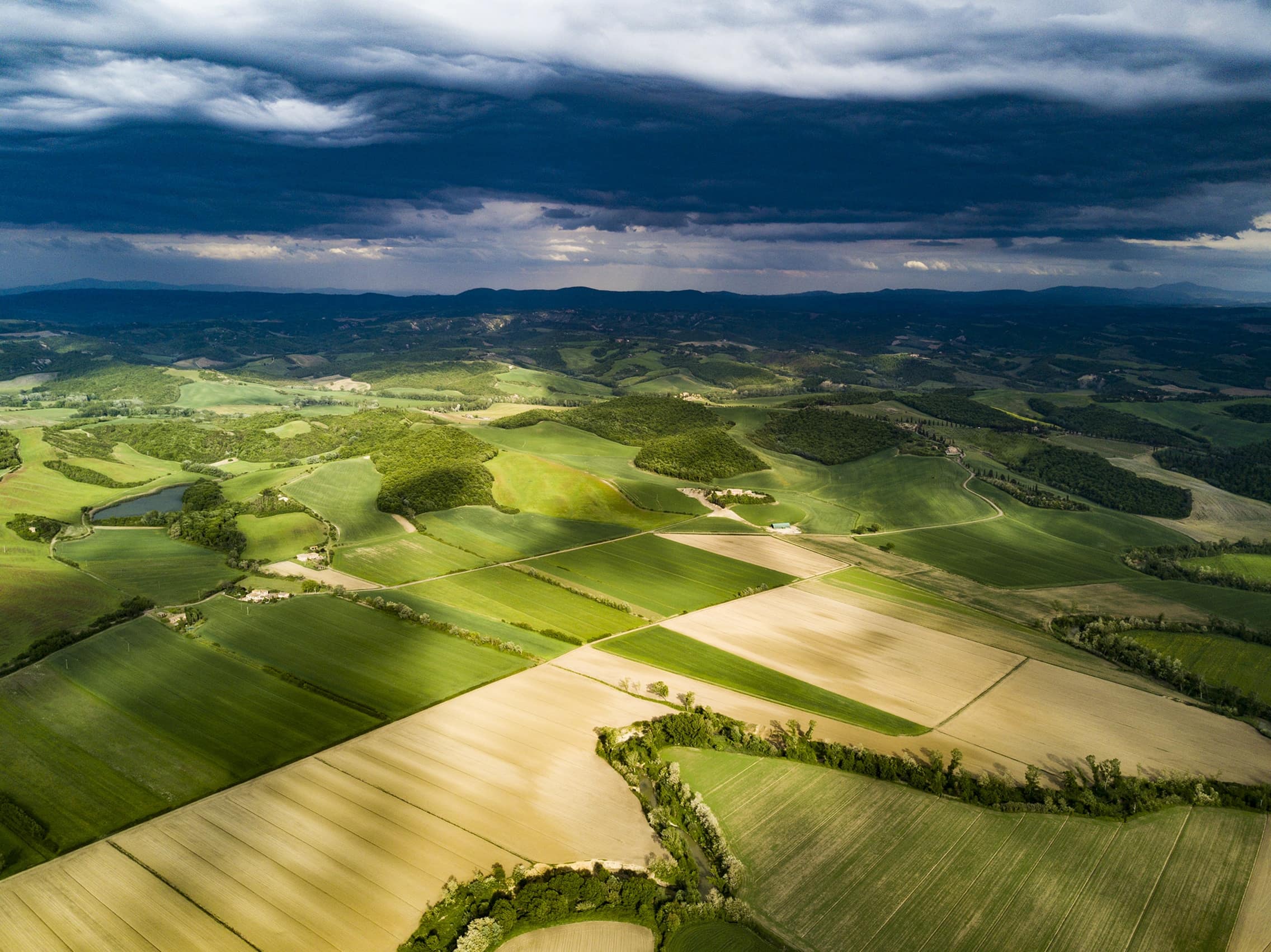 Stock image - Scenic view of the countryside in Toscana, Italia - Photo by sandro mattei