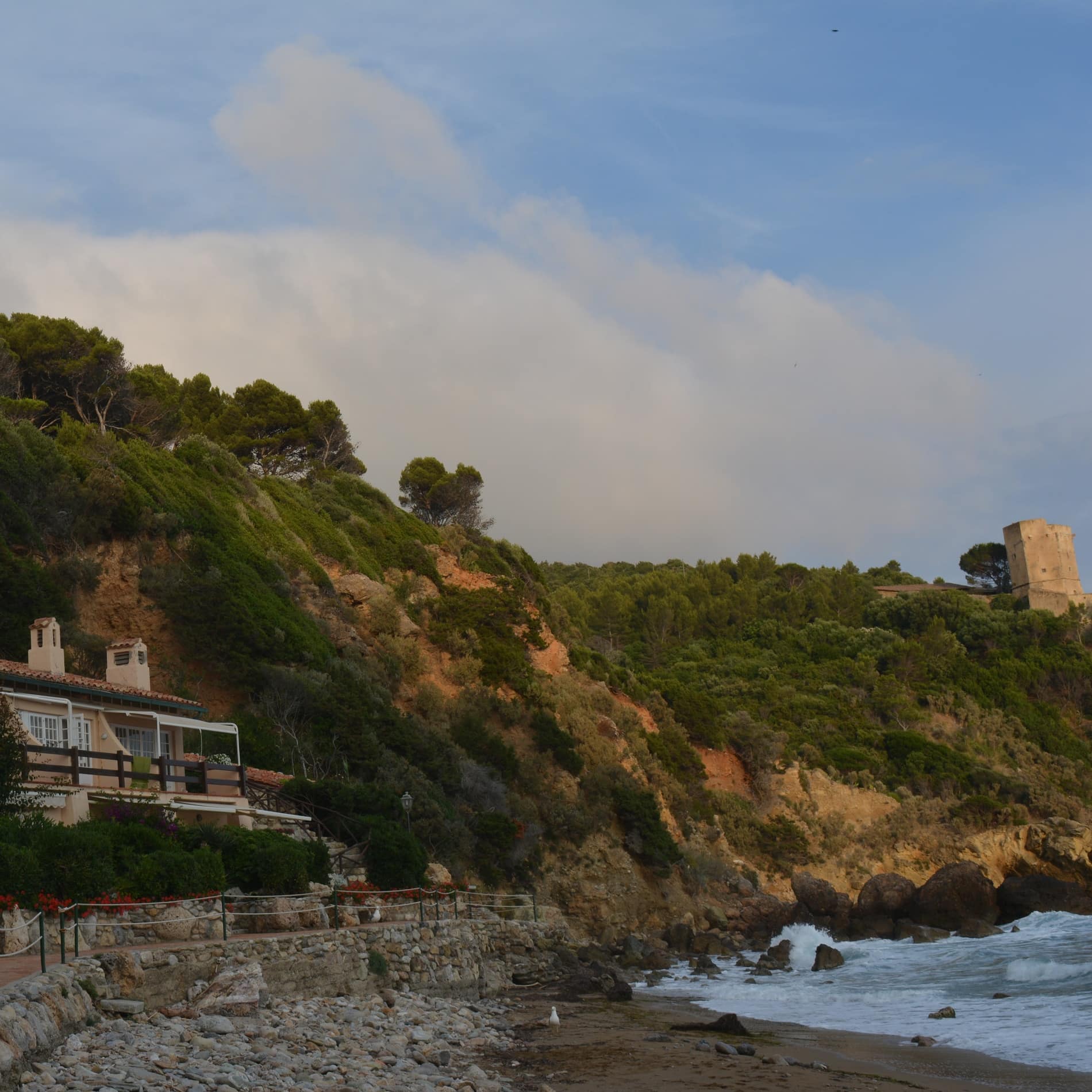 Die Ferienwohnung am Meer in Monte Argentario liegt direkt am Strand am Fuß einer felsigen Böschung mit Macchia-Vegetation