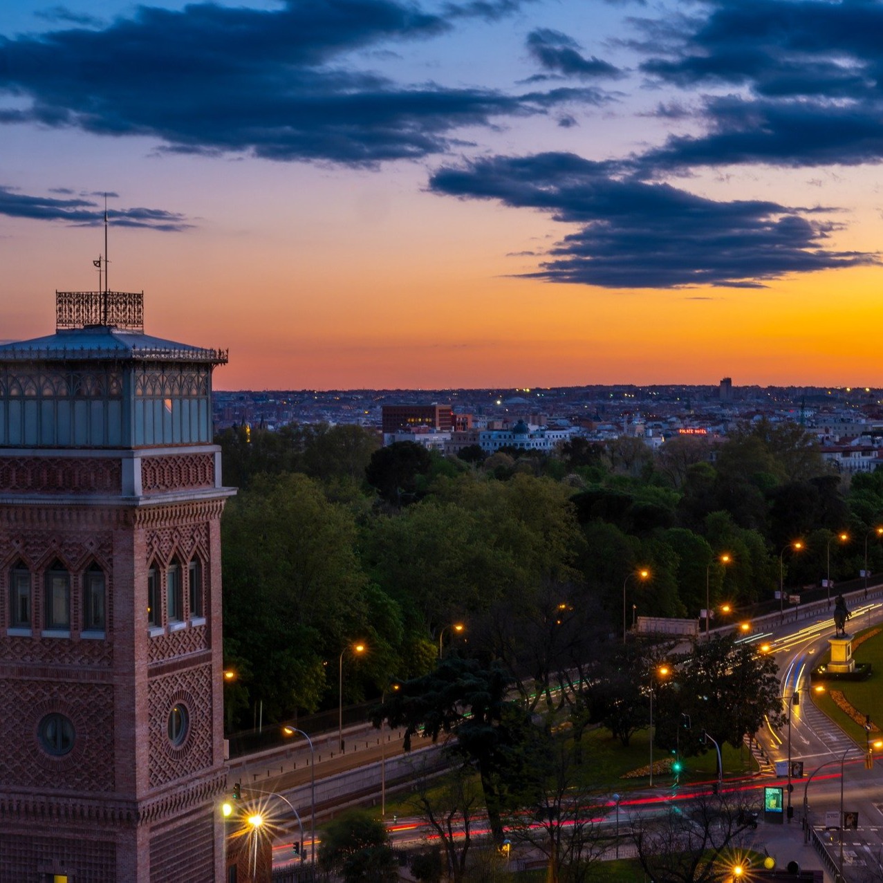 Uitzicht over Madrid bij het avondgloren met een prachtig gekleurde toren op de voorgrond