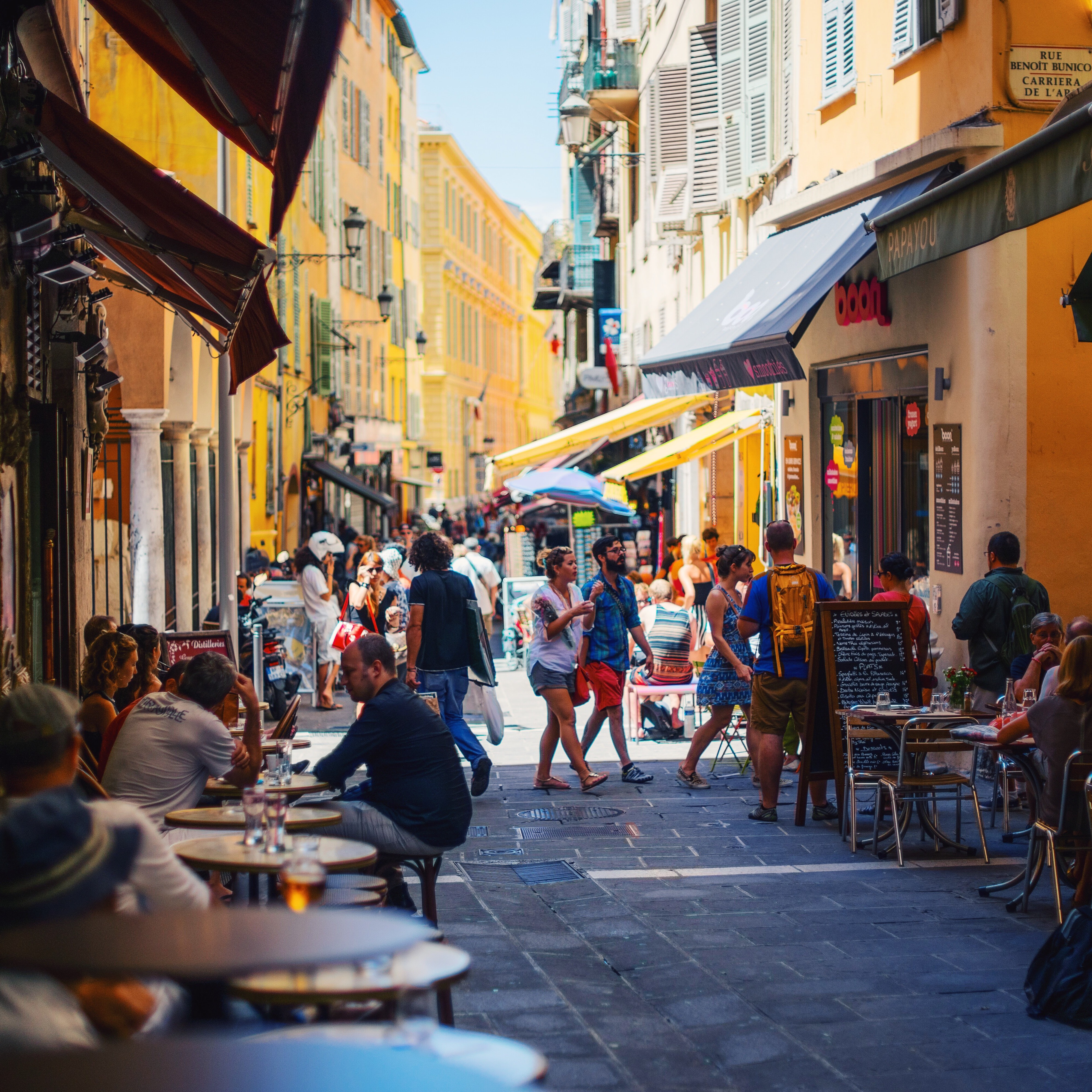 Een van de kleurrijke straten van Nice, vol met gezellige terrasjes en restaurantjes. 