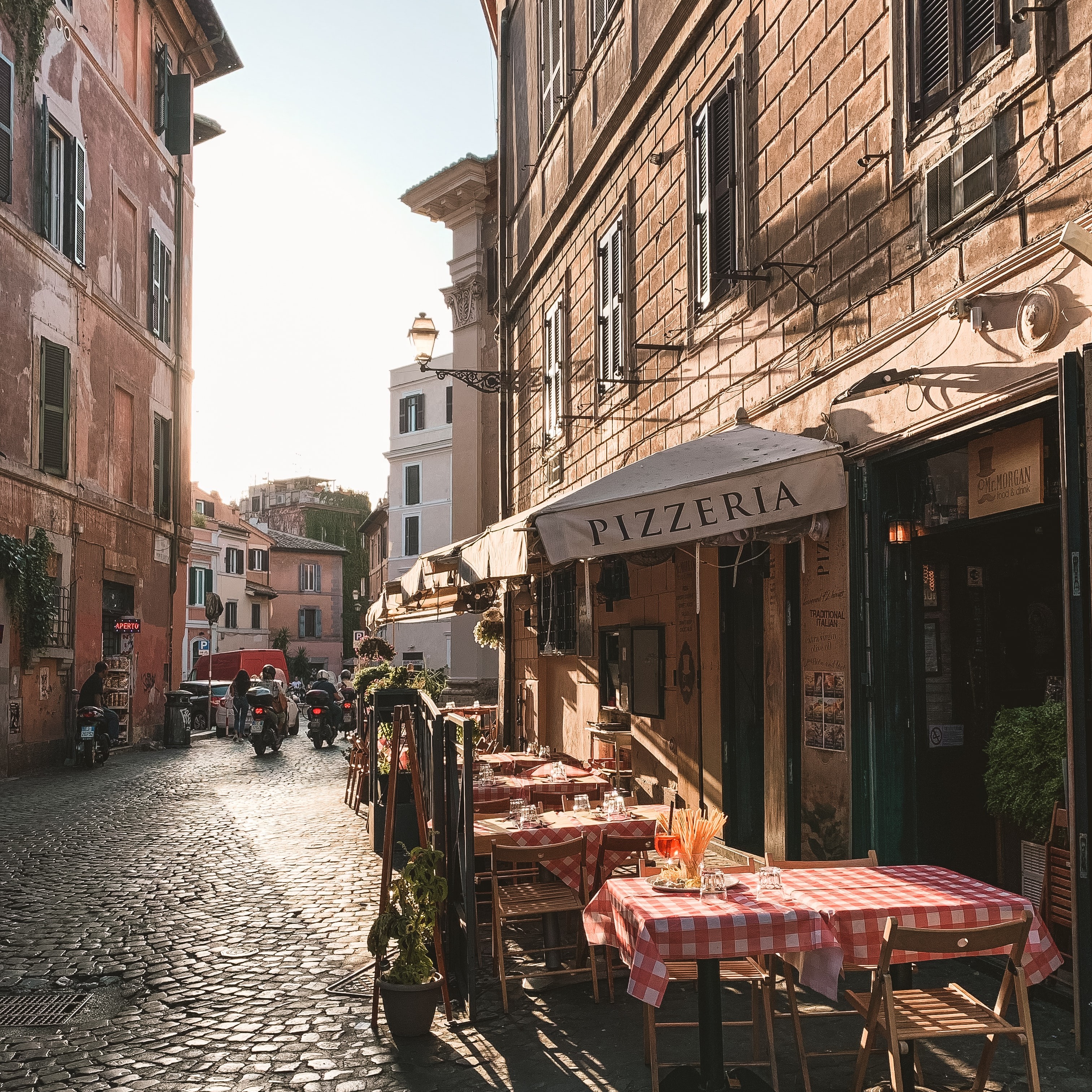 Een gezellig pizzeriaatje in de uitgaanswijk Trastevere bij ochtendlicht. 