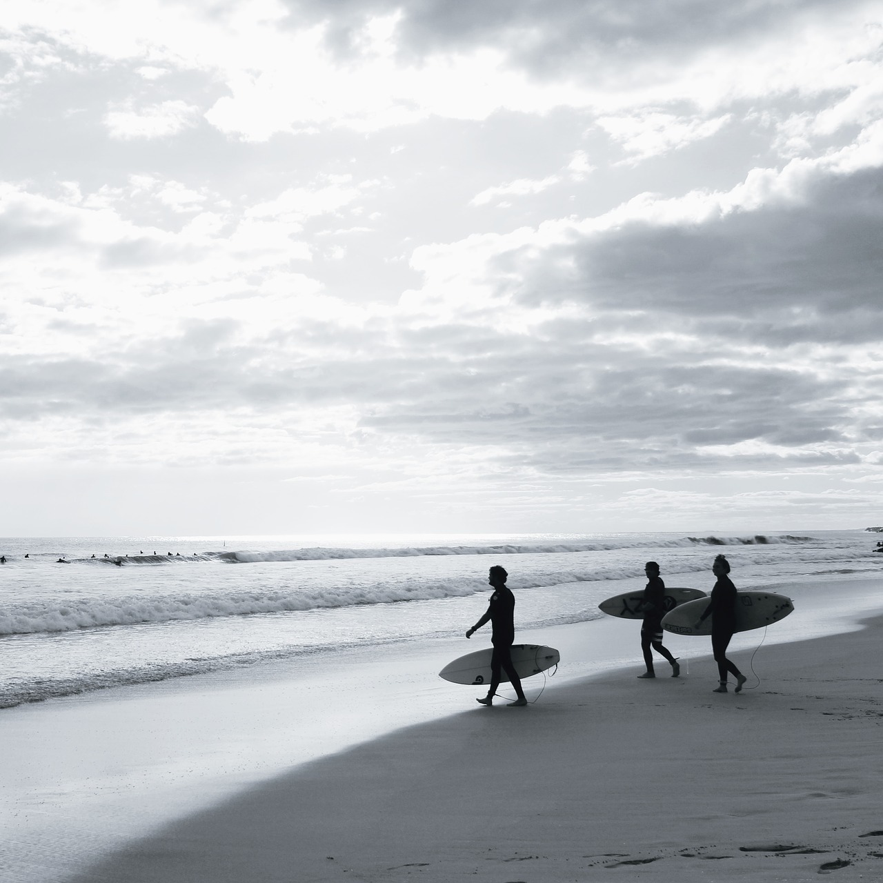 Een paar mensen staan op het punt de zee in te gaan om te surfen