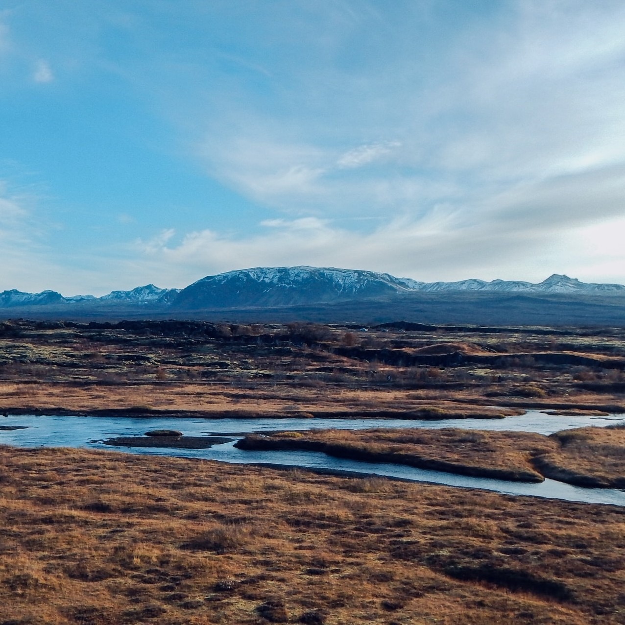 Uitzicht over Thingvellir National Park, met in de verte de bergen van IJsland. 