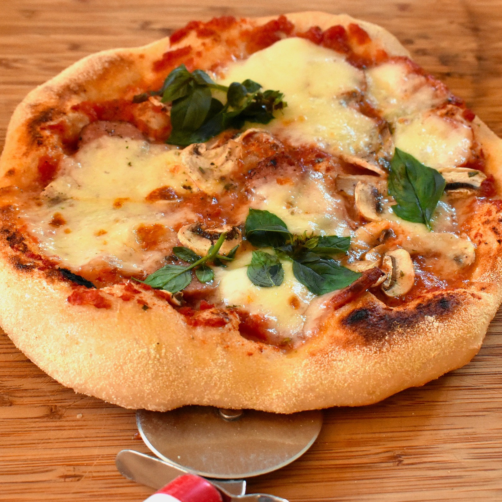 Traditionele Napolitaanse pizza op een houten ondergrond