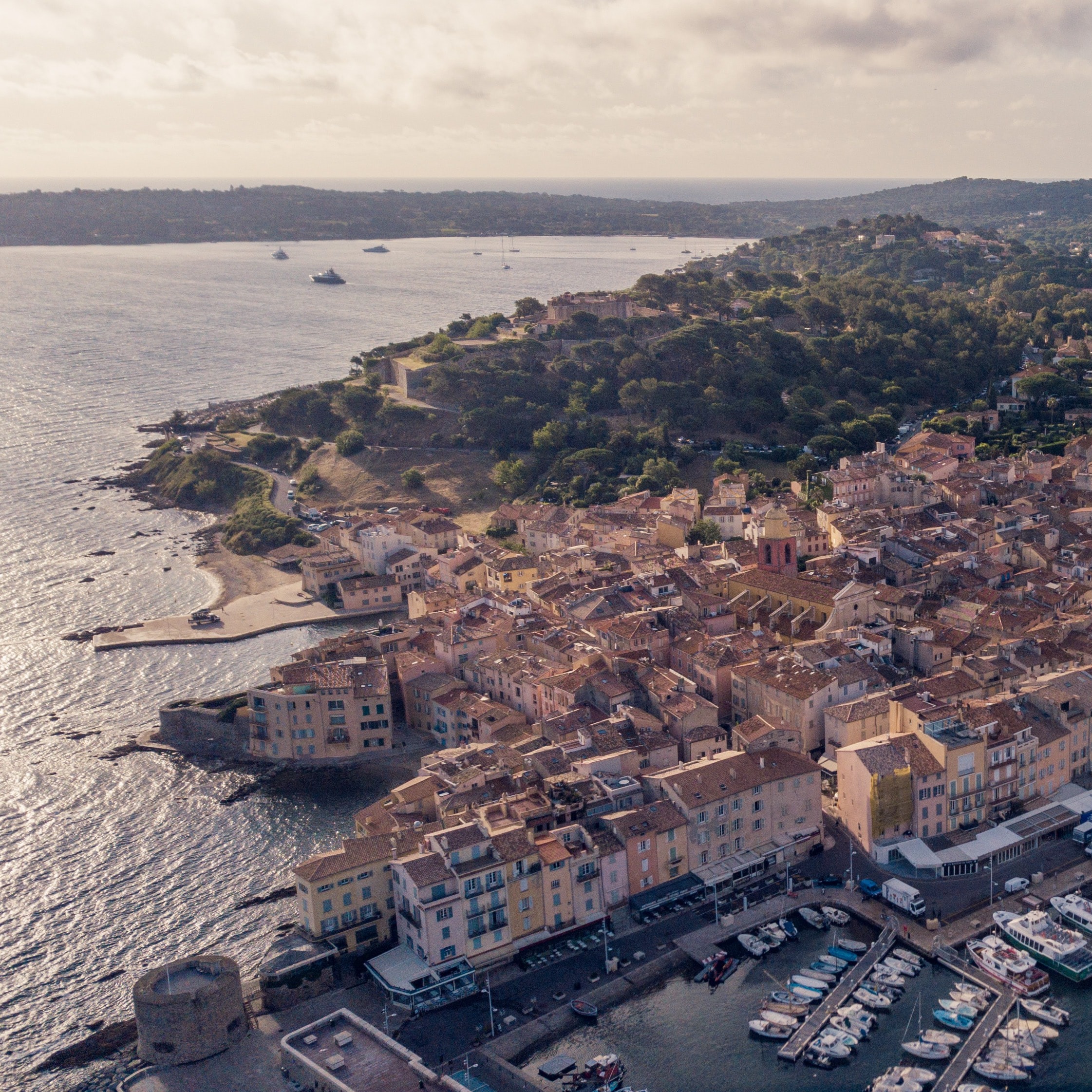 Uitzicht op het uiterst mooie Saint-Tropez bij zonsondergang. 