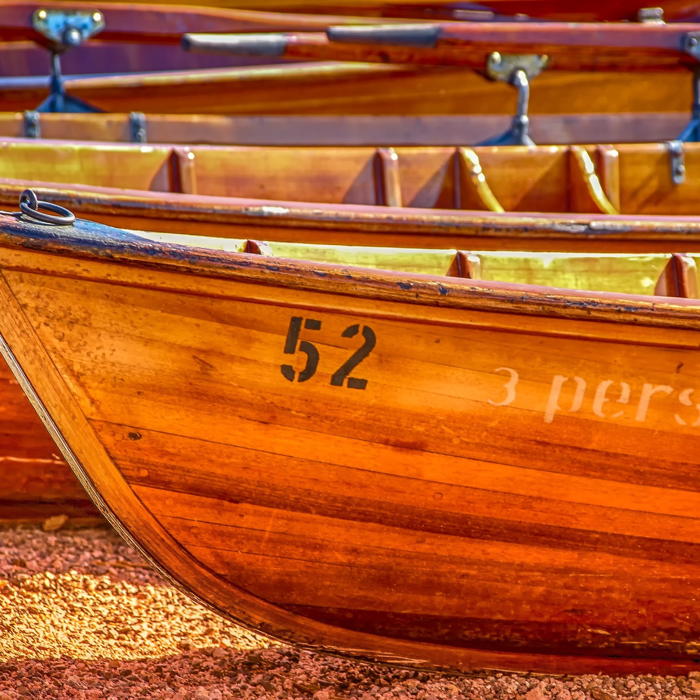 Boeg van houten roeiboot op het droge 