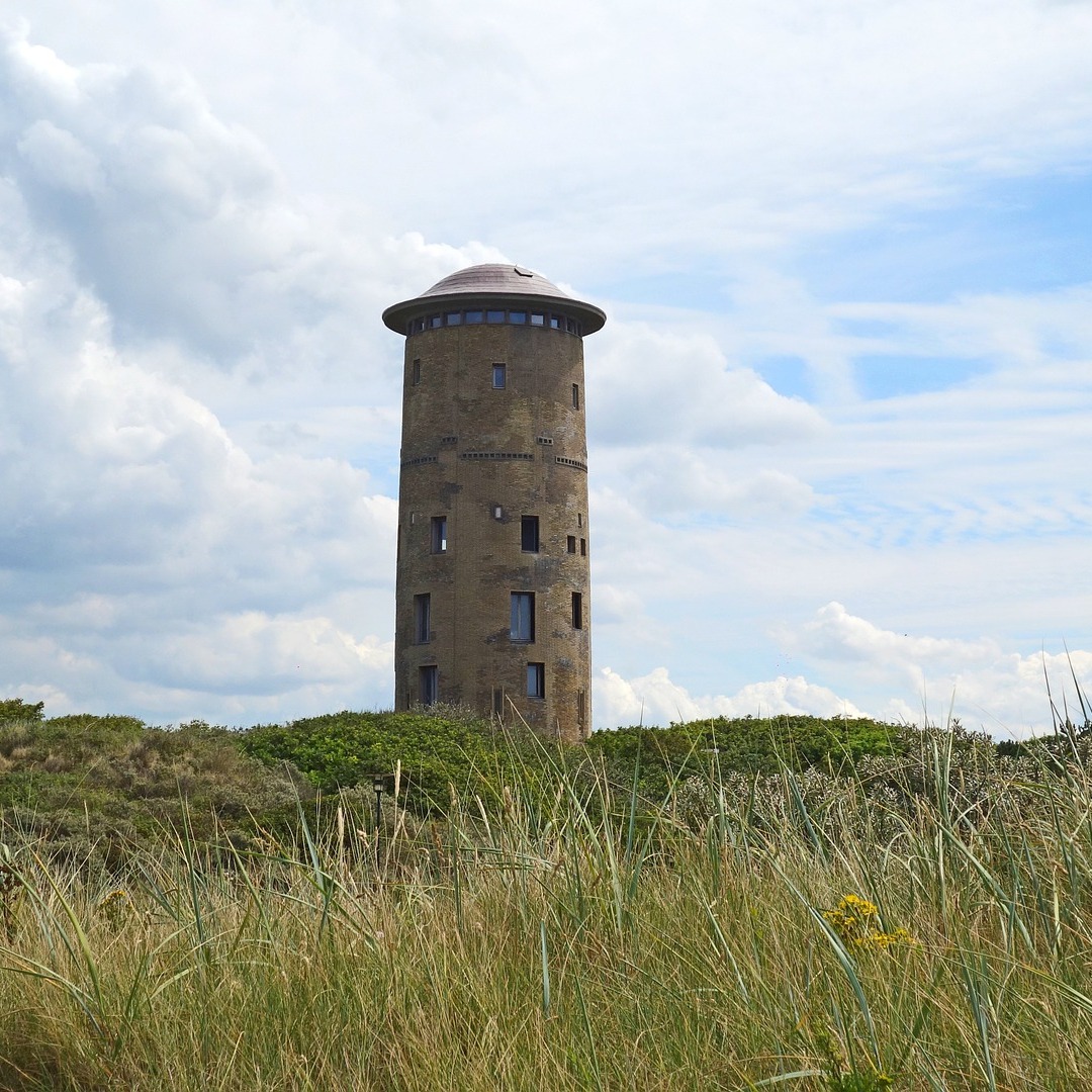 De historische Watertoren van Domburg op de duin met een bewolkte hemel