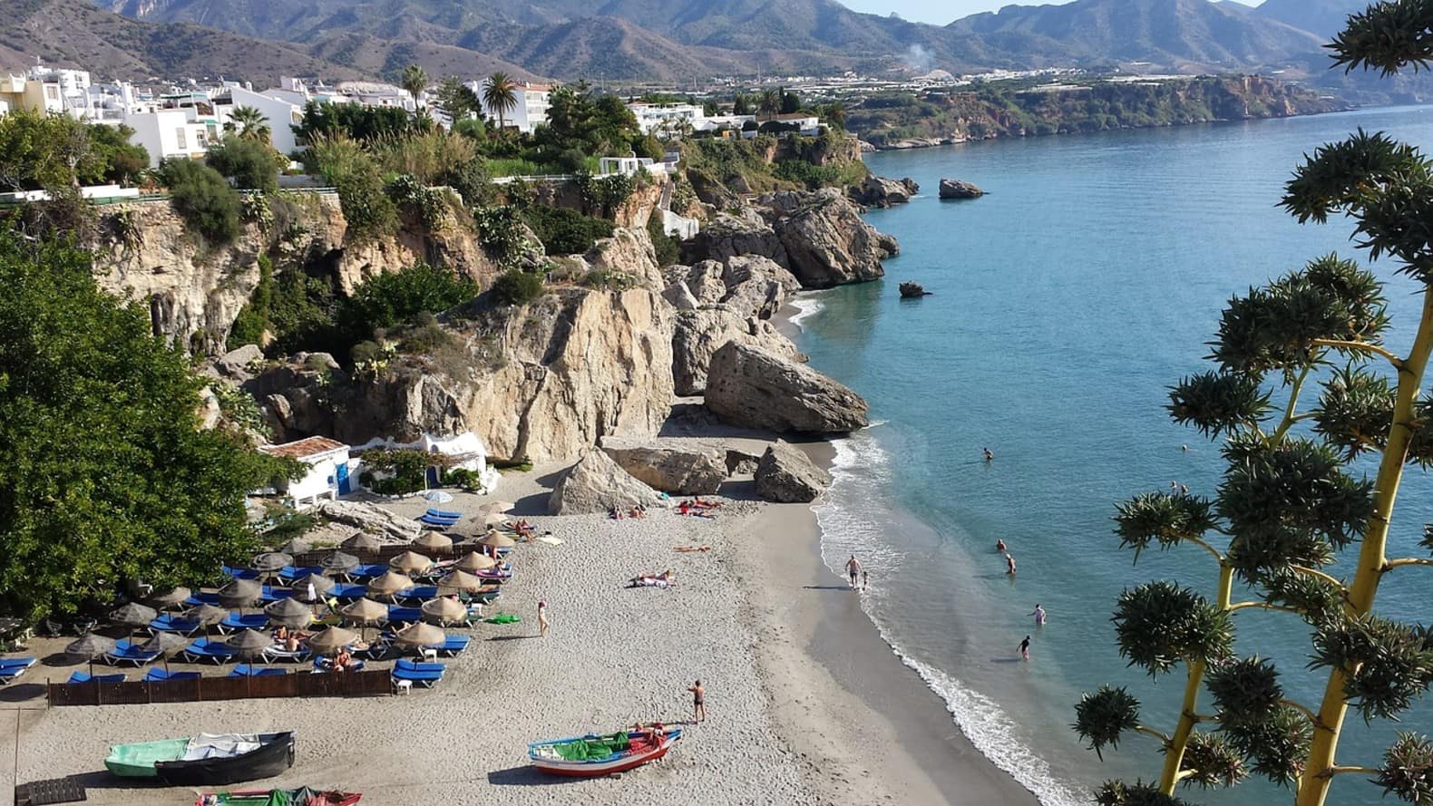 Find great Costa del Sol apartments to rent by Nerja's stunning beaches