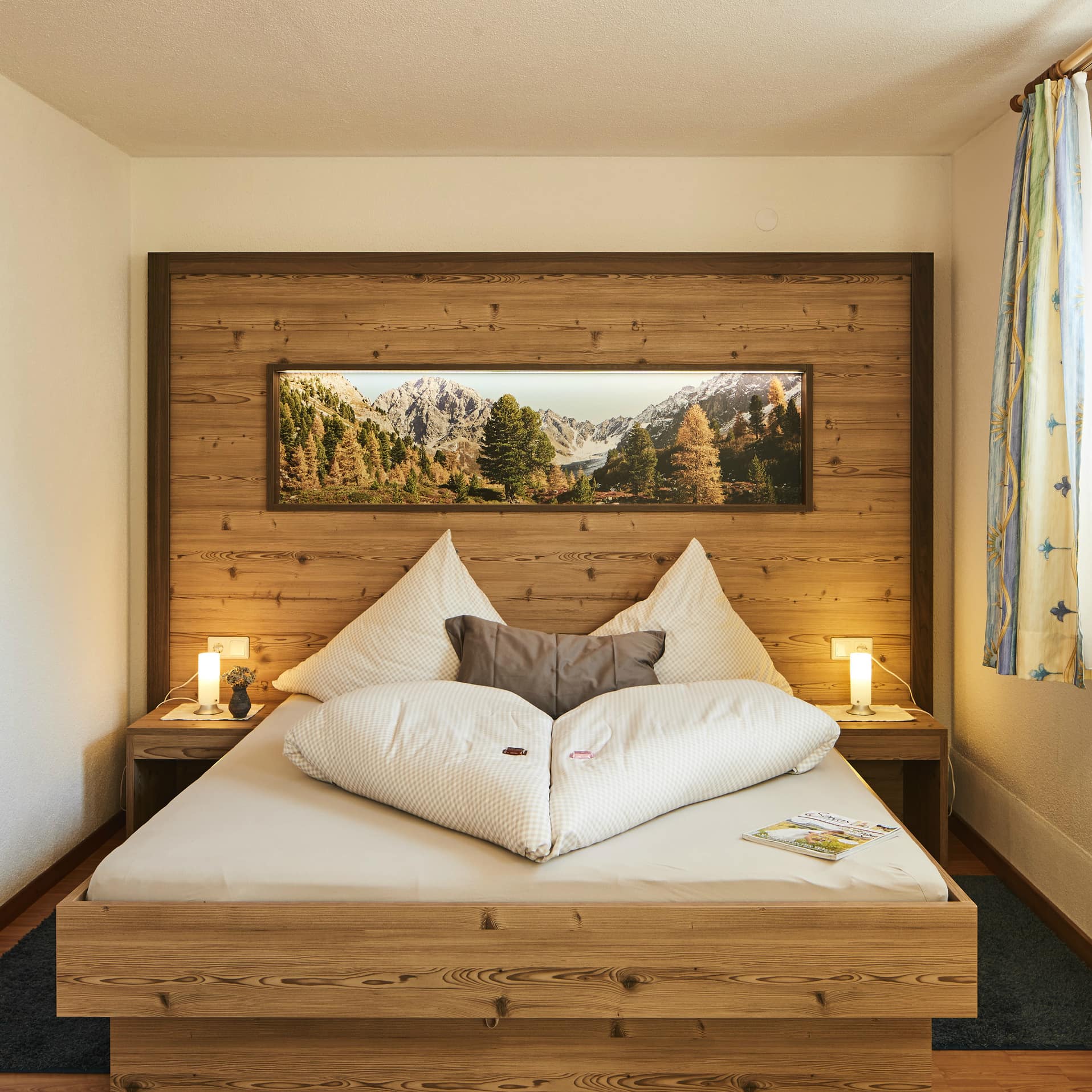 Slaapkamer in Oostenrijkse stijl met veel houten elementen