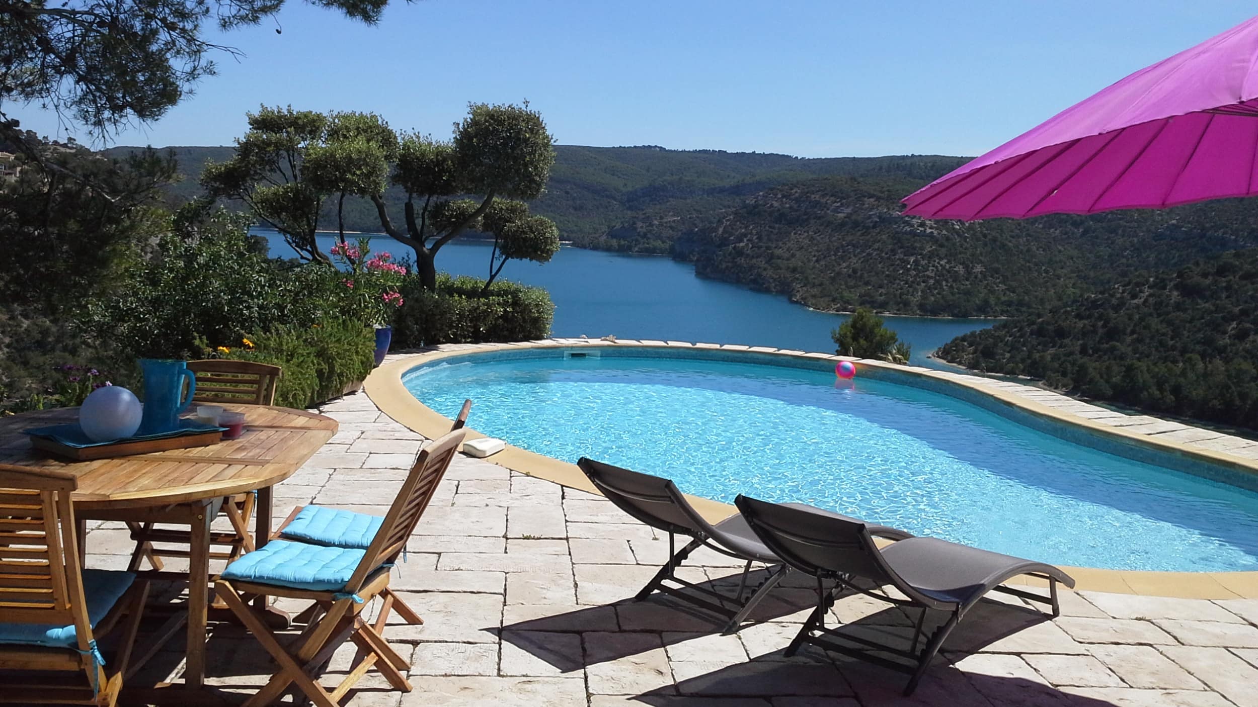 Het comfort van een vakantiehuis in Frankrijk met zwembad