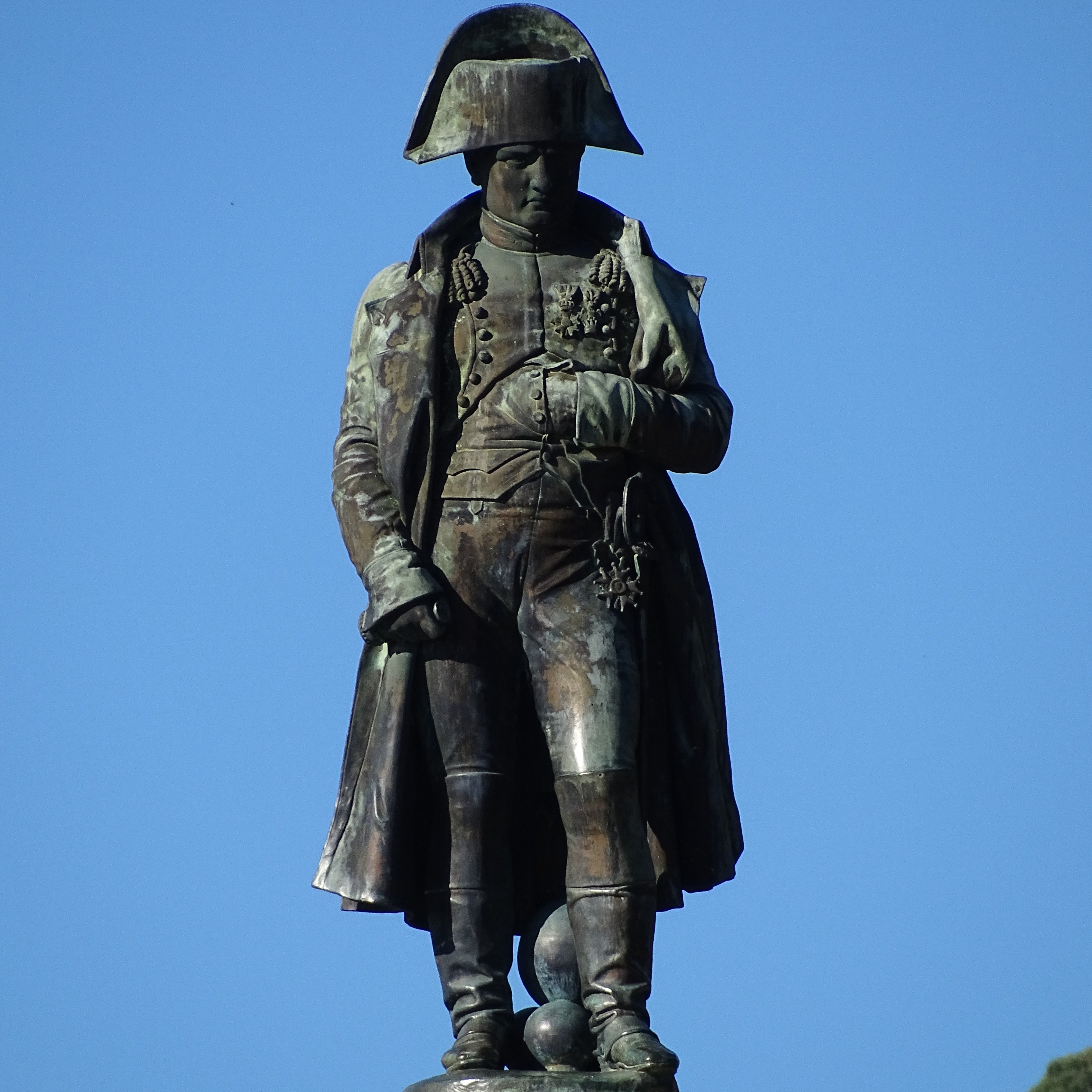 Beeldhouwwerk van Napoleon in Ajaccio op een sokkel met blauwe lucht op de achtergrond 