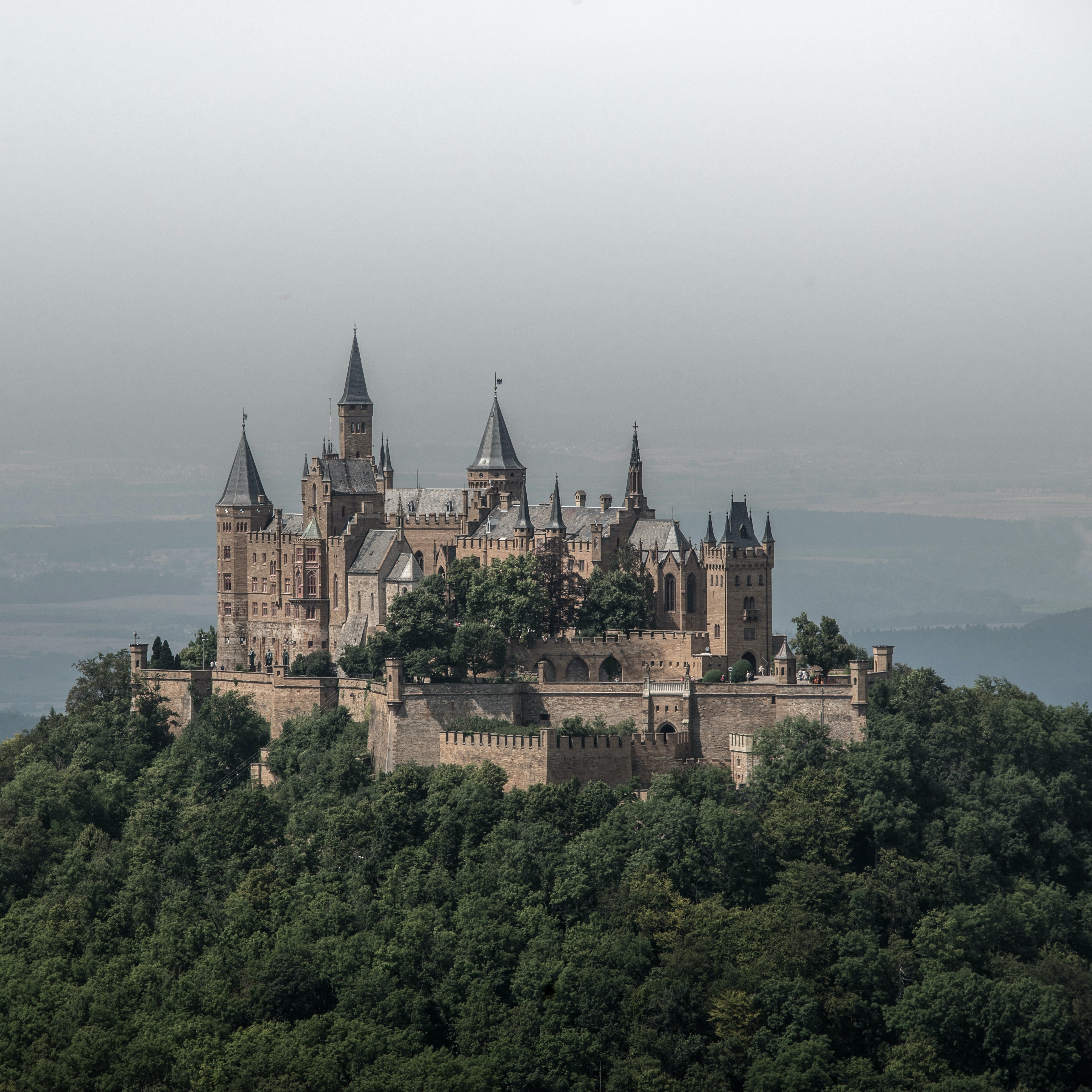 Het indrukwekkende kasteel Hohenzollern op de top van de 844 meter hoge berg de Zoller, met op de achtergrond het Zwarte Woud 
