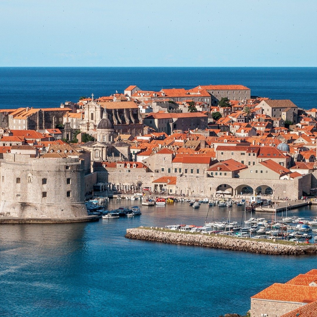 Uitzicht op de havenstad Dubrovnik, ook bekend als King’s Landing met de omringende zee
